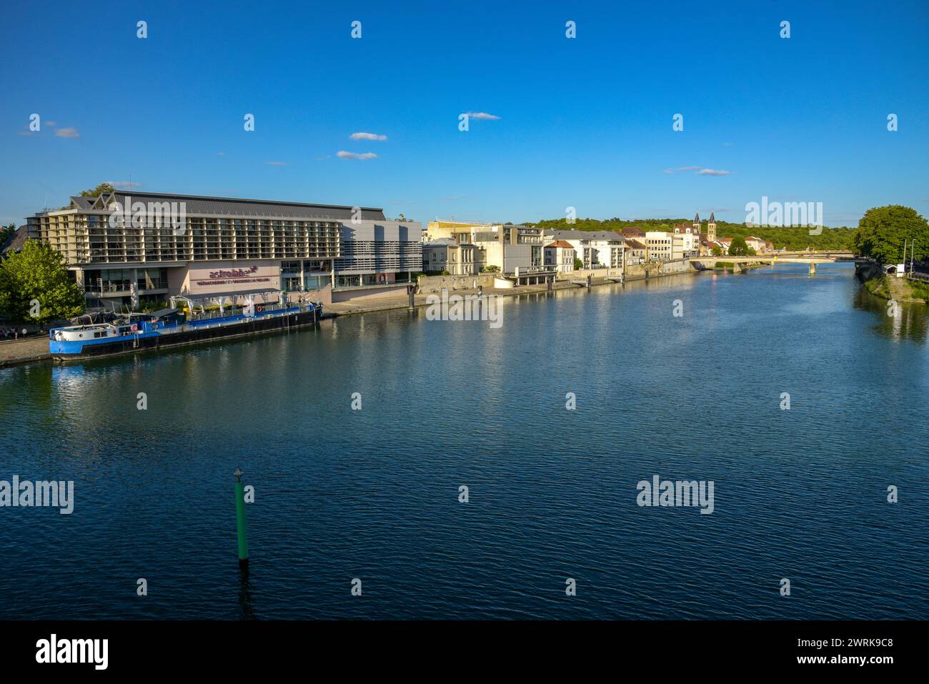 Melun - Frankreich - Juli 2023: Blick auf die Stadt Melun und seine Medienbibliothek in seine et Marne Stockfoto