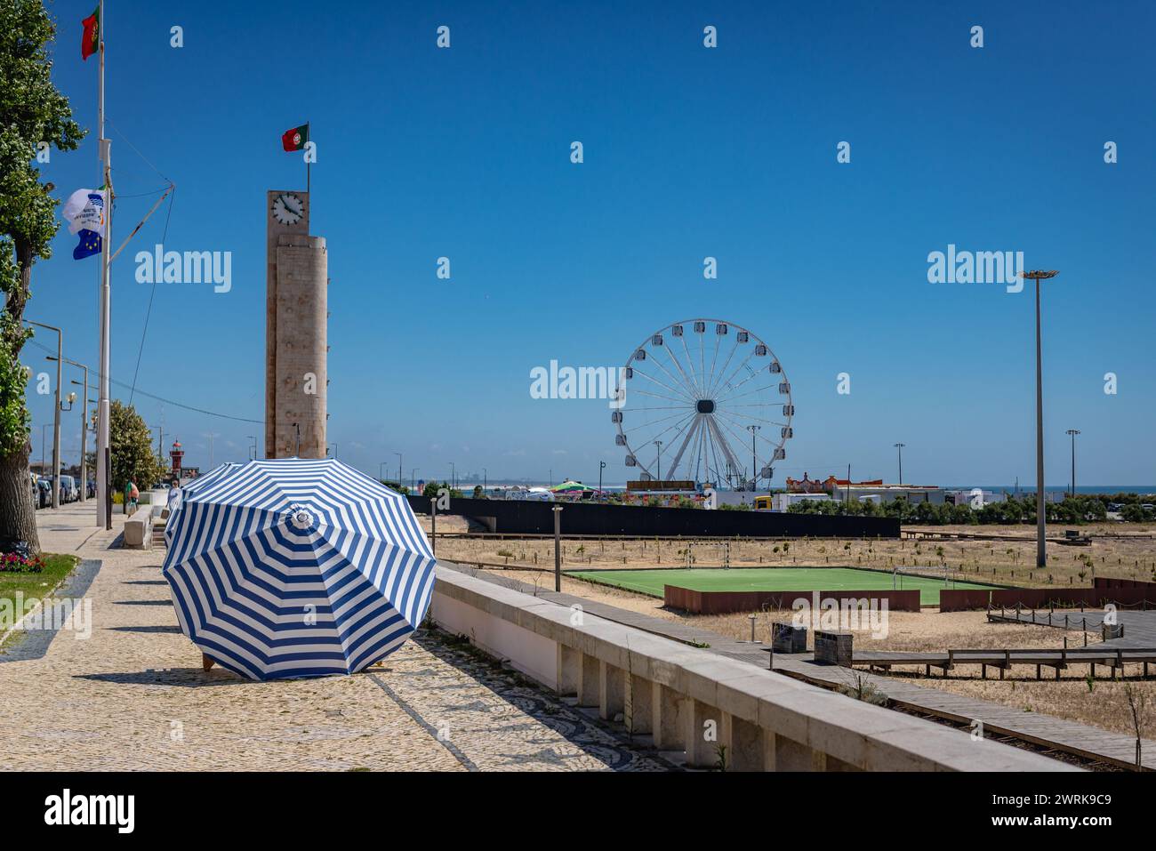 Uhrenturm und Riesenrad in Figueira da Foz, Bezirk Coimbra in Portugal Stockfoto