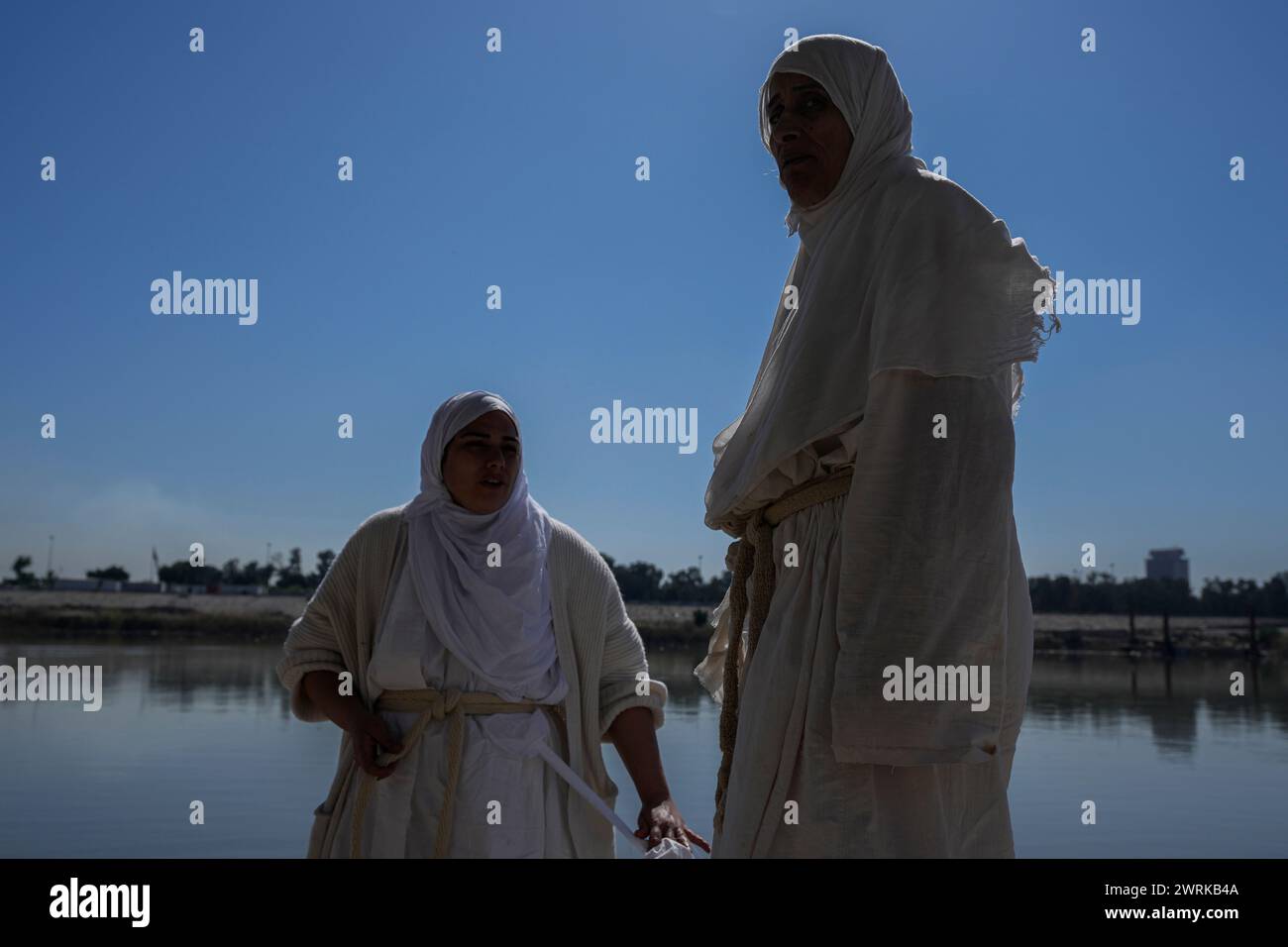 Followers of the Sabean Mandaeans, a pre-Christian sect that follows the teachings of John the Baptist, pray near the bank of the Tigris River during a celebration marking "Banja" or Creation Feast, in central Baghdad, Iraq, Wednesday, March 13, 2024. Iraqi Sabaean Mandeans view John the Baptist as its central prophet and submerge themselves in the Tigris during an annual five-day ritual. (AP Photo/Hadi Mizban) Stockfoto