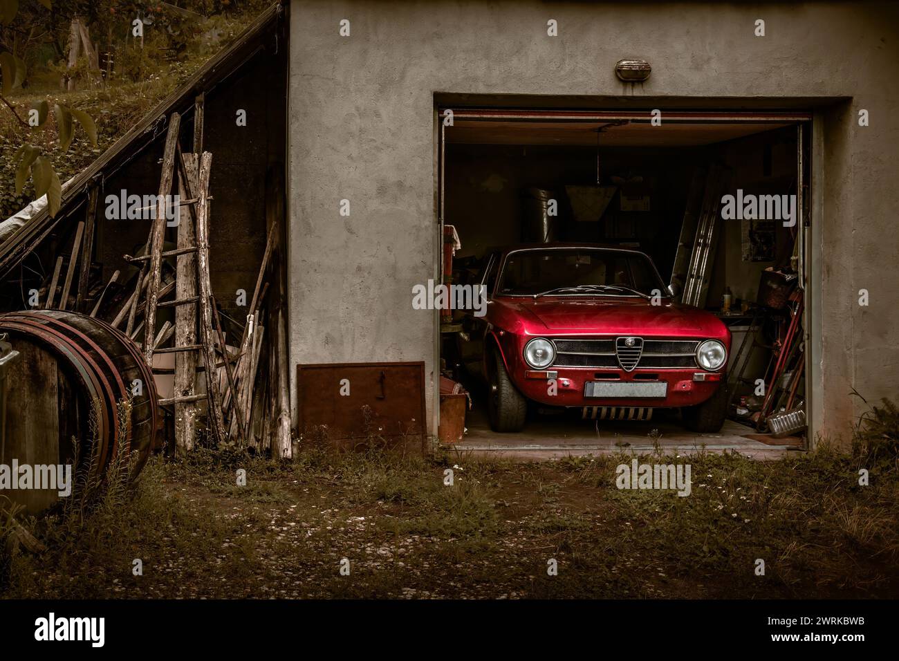 Klassisches Alfa Romeo in einer Garage Stockfoto