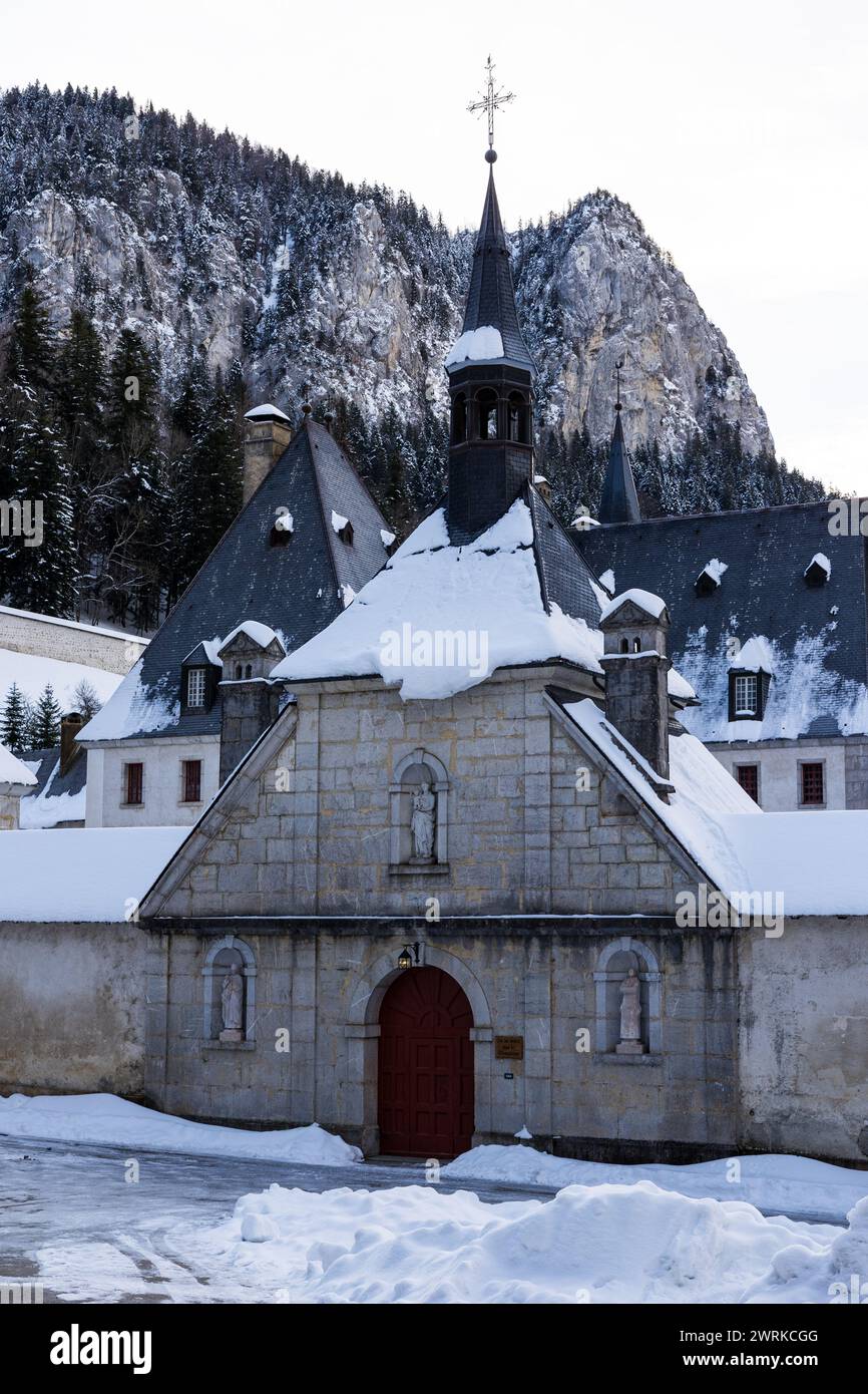 Fassade de l’entrée prinzipale du Monastère de la Grande Chartreuse sous la neige, au cœur des montagnes du Parc naturel régional de Chartreuse Stockfoto