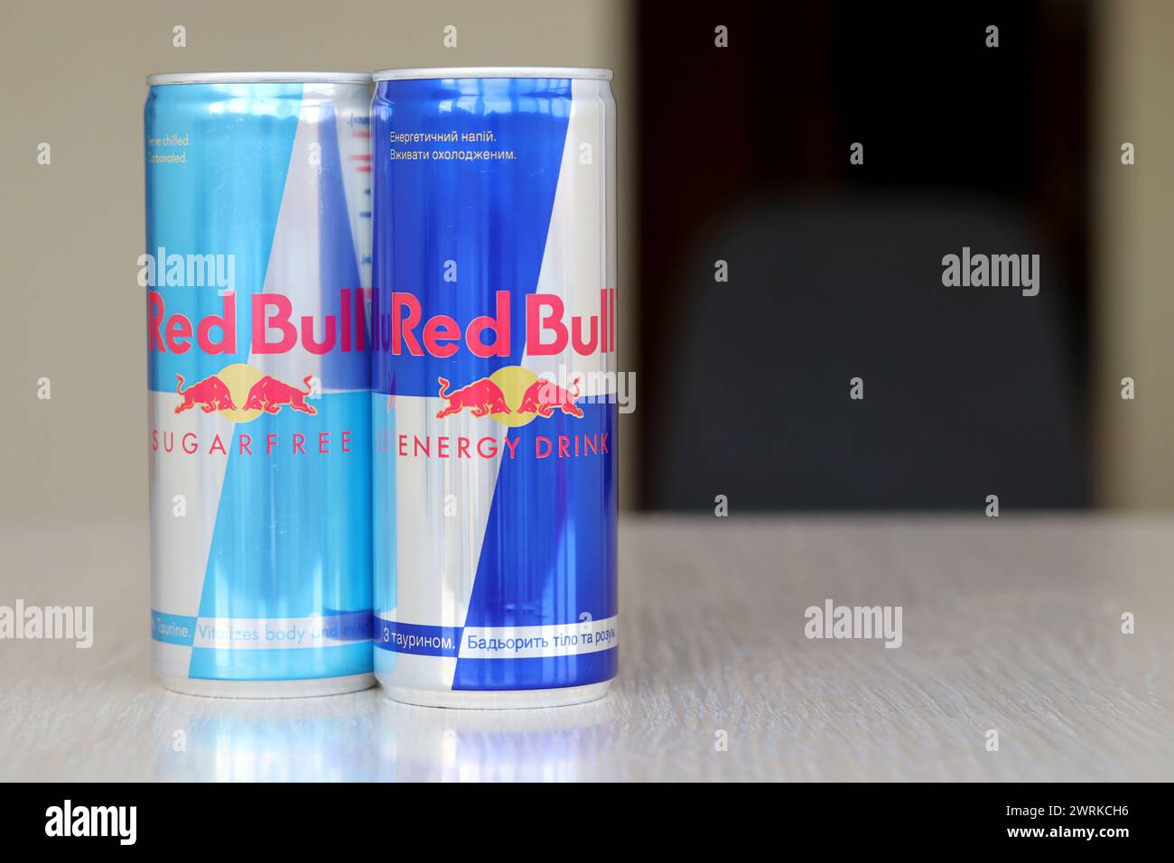 TERNOPIL, UKRAINE - 7. JULI 2023 Red Bull ENERGY Drink Aluminiumdose mit originellem Design Nahaufnahme Stockfoto
