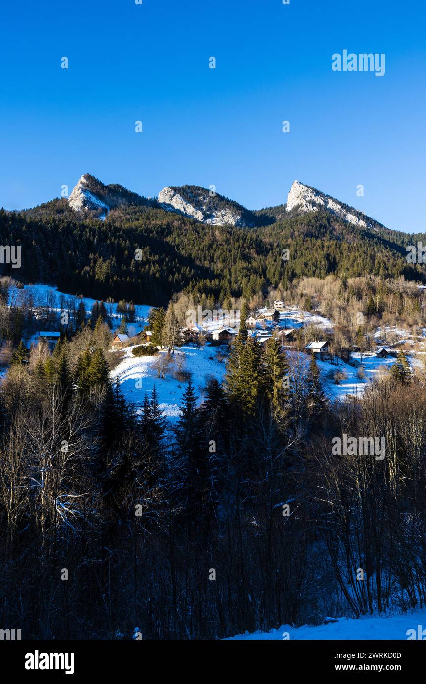 Hameau de la Patassière, au pied du sommet du Grand Som en hiver depuis le Village de Saint-Pierre-de-Chartreuse, dans le parc naturel régional de Cha Stockfoto