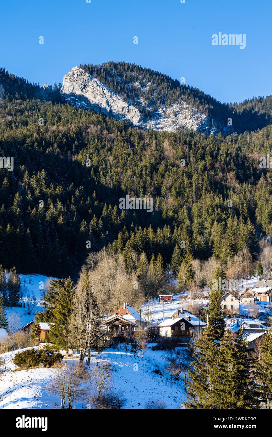 Hameau de la Patassière, au pied du sommet du Grand Som en hiver depuis le Village de Saint-Pierre-de-Chartreuse, dans le parc naturel régional de Cha Stockfoto