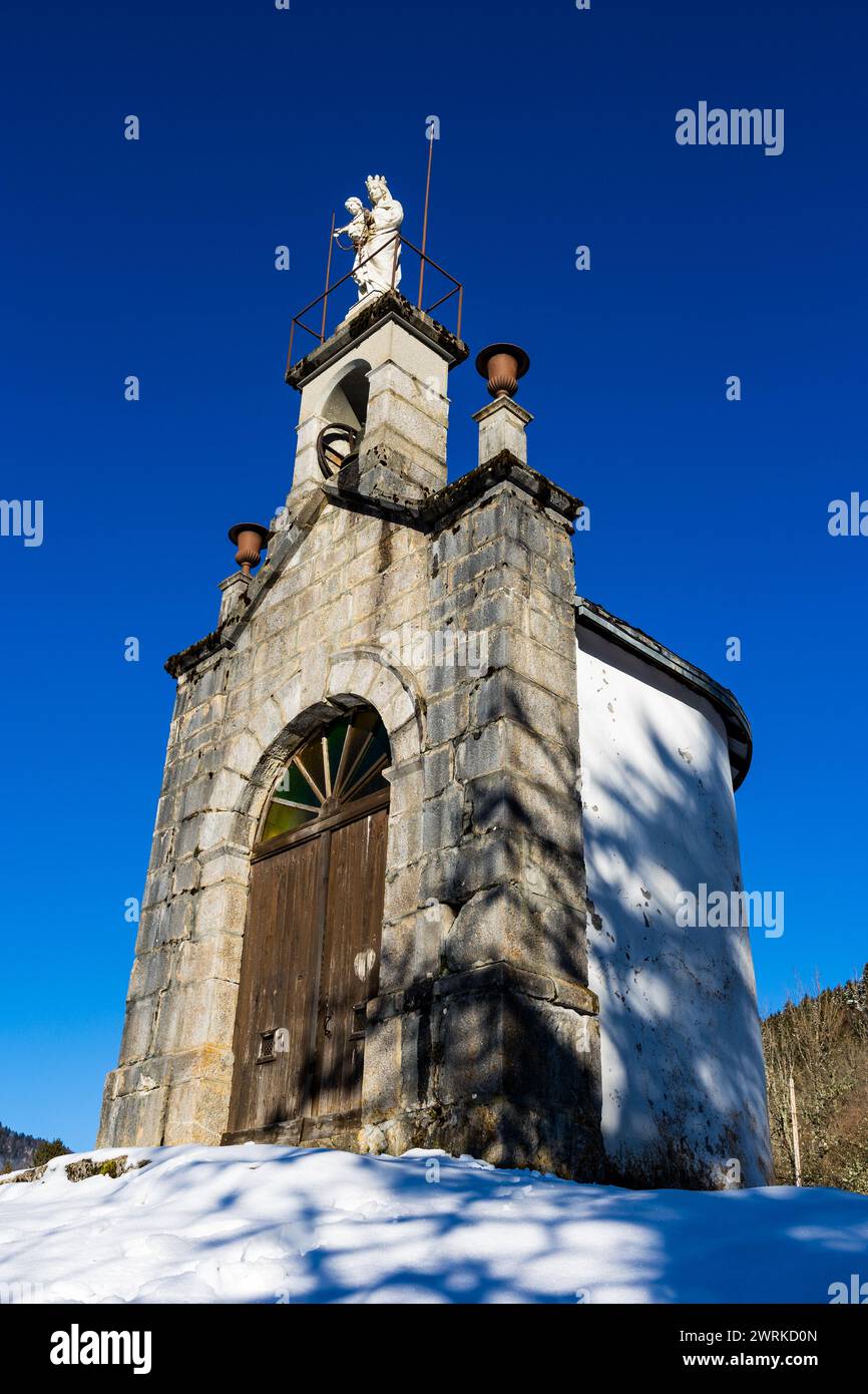 Fassade de la petite chapelle de Notre-Dame-du-Rosaire sur les hauteurs de Saint-Pierre-de-Chartreuse en hiver Stockfoto