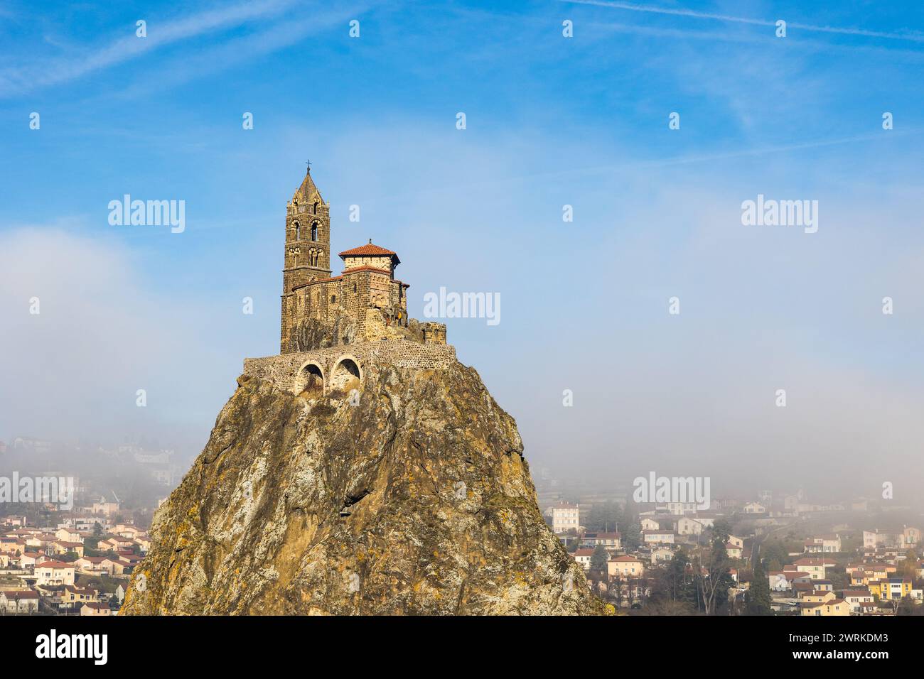 Saint-Michel d’Aiguilhe, près du Puy-en-Velay en Auvergne, dominant la ville sur Son rocher dans un écrin de brouillard Stockfoto