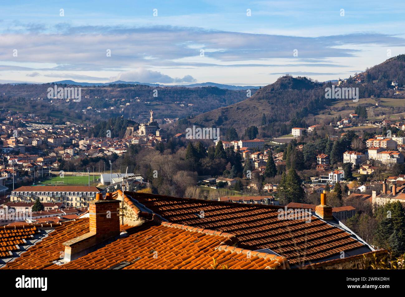 Panorama sur l’ouest de la ville et le Sanctuaire de Saint-Joseph-de-Bon-Espoir depuis le Rocher Corneille au Puy-en-Velay en Auvergne Stockfoto