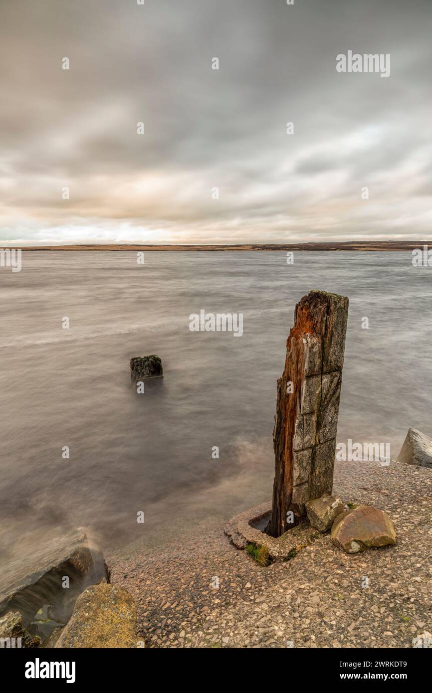 Stausee auf den Gipfeln der Moore oberhalb der hebden Bridge in den pennine Hills im Westen yorkshires mit bewegungsunscharfen Wolken und Wasser Stockfoto