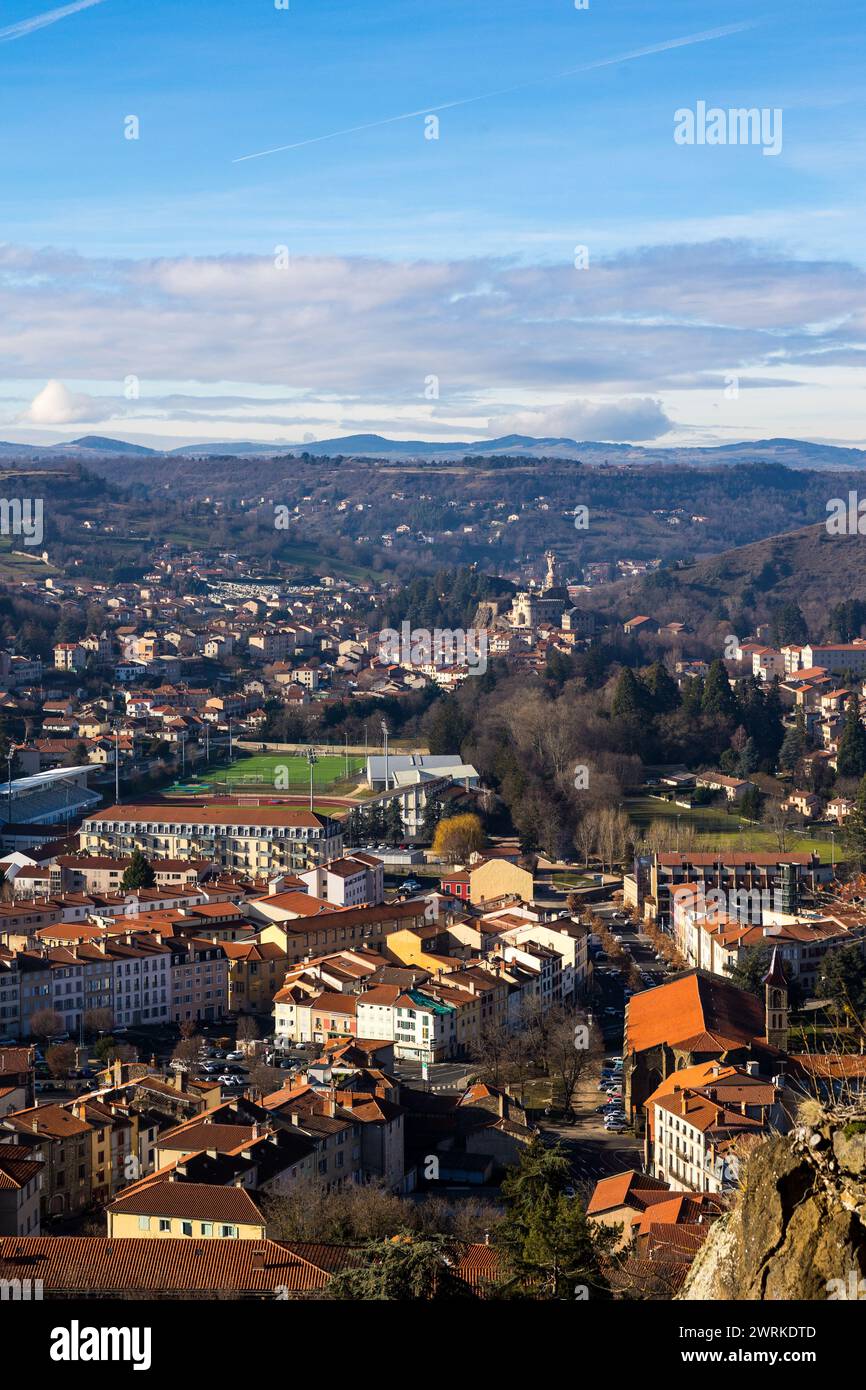 Panorama sur l’ouest de la ville et le Sanctuaire de Saint-Joseph-de-Bon-Espoir depuis le Rocher Corneille au Puy-en-Velay en Auvergne Stockfoto