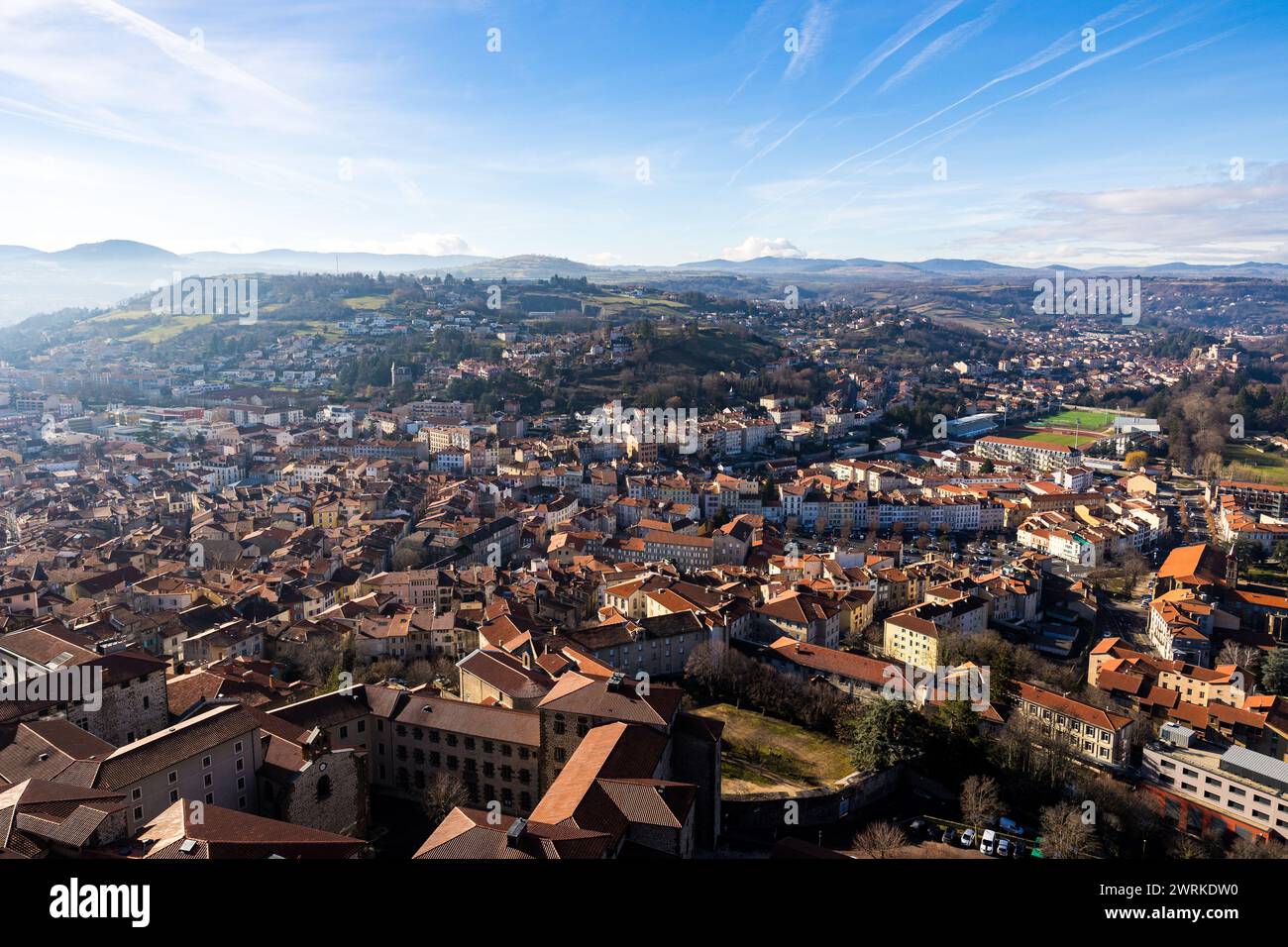 Panorama sur le Sud-ouest de la ville depuis le Rocher Corneille au Puy-en-Velay en Auvergne Stockfoto