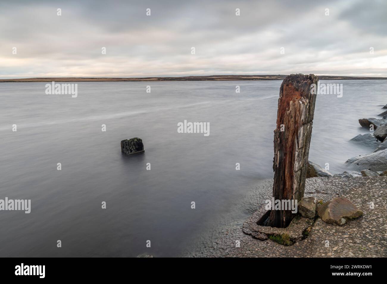 Stausee auf den Gipfeln der Moore oberhalb der hebden Bridge in den pennine Hills im Westen yorkshires mit bewegungsunscharfen Wolken und Wasser Stockfoto