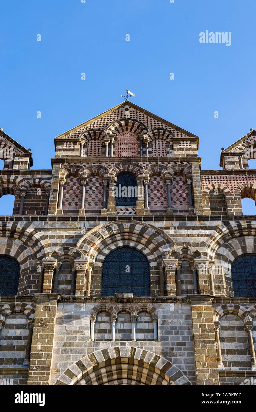 Fassade romane polychrome de la Cathédrale Notre-Dame du Puy illuminée par un soleil d’hiver depuis la Rue des Tables au Puy-en-Velay, en Auvergne Stockfoto