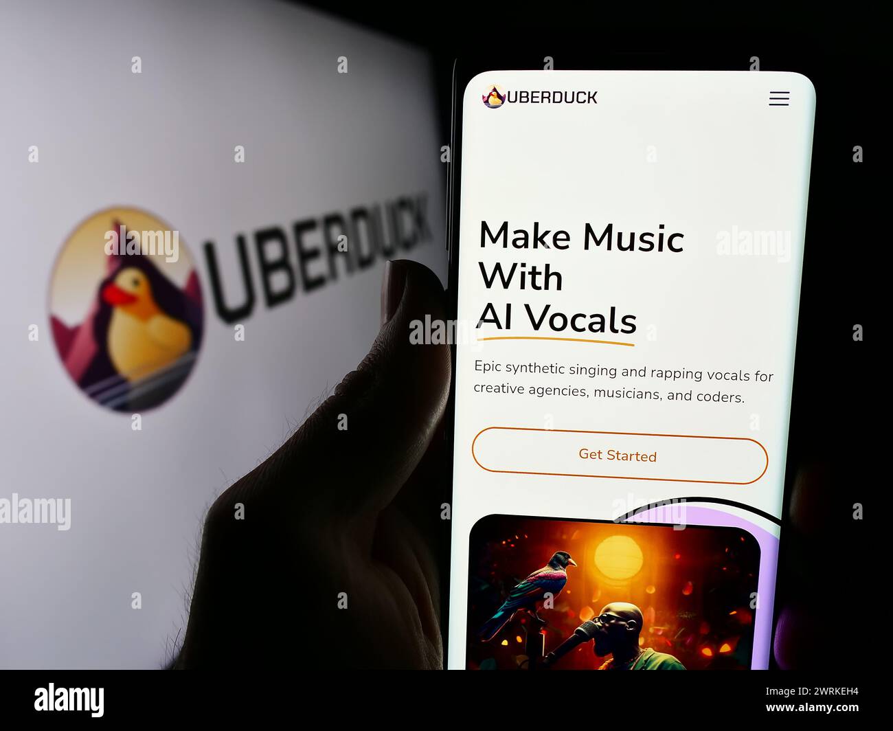 Person, die ein Handy hält, mit Webseite des US-amerikanischen Musikunternehmens Uberduck Inc. Mit Logo. Konzentrieren Sie sich auf die Mitte des Telefondisplays. Stockfoto