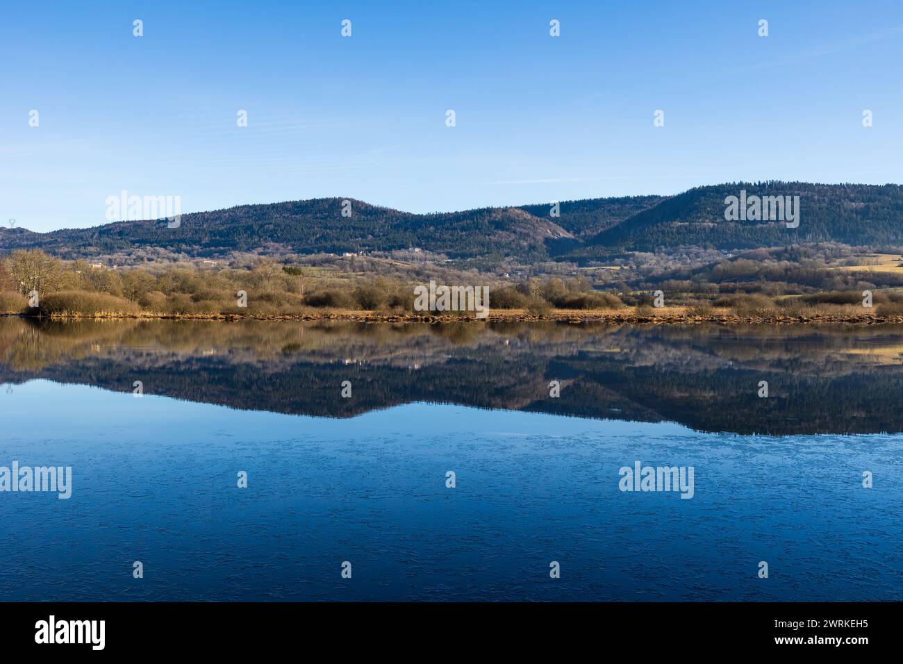 Etang des Lésines et Marais de Vaux sur le Plateau d’Hauteville en hiver Stockfoto