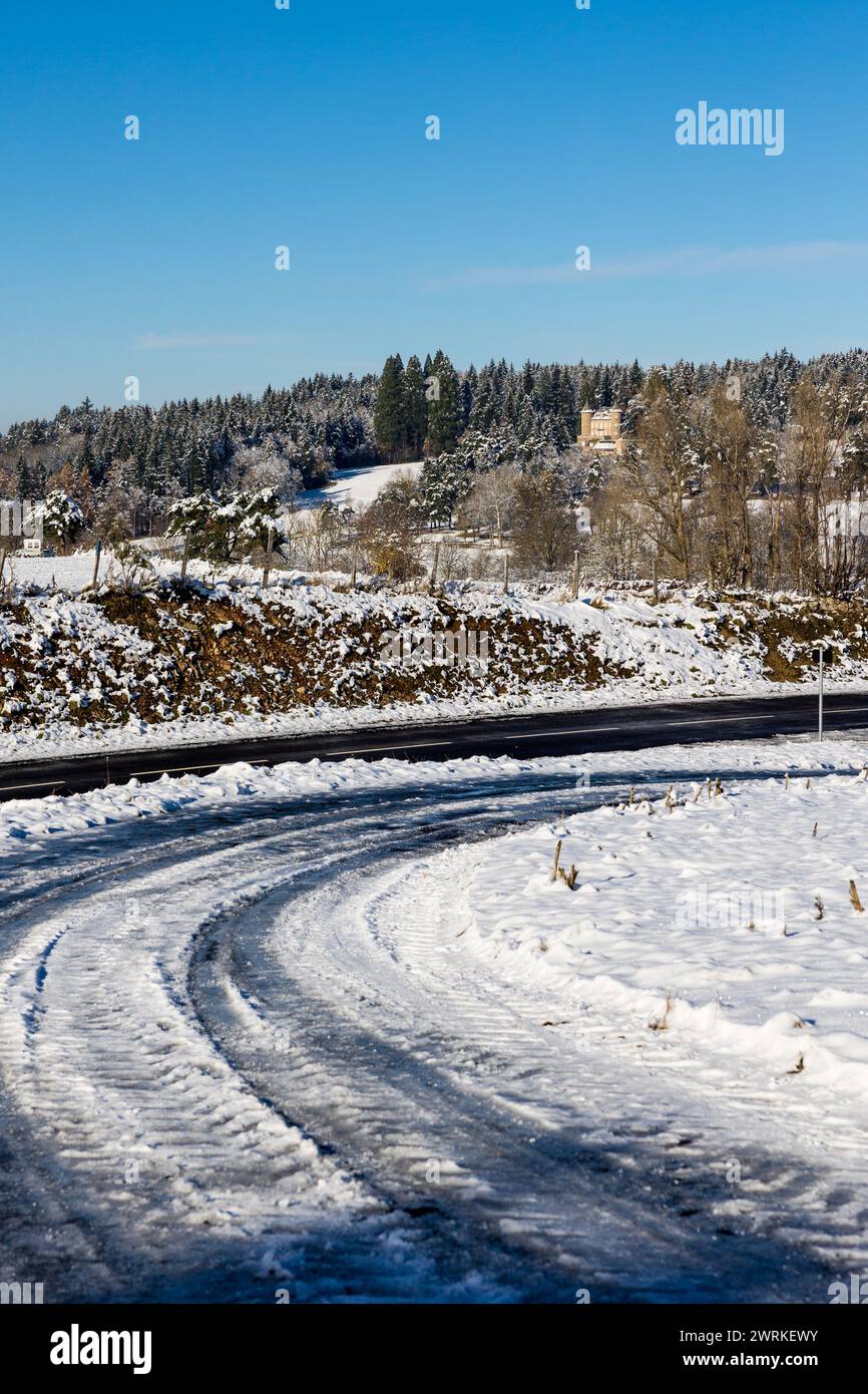 Château Pralong, à Lapte, près du Lac de Lavalette, dans les Gorges du Lignon, au milieu des sapins sous les premières neiges de l’hiver Stockfoto