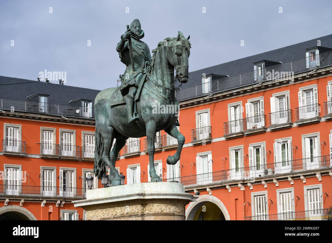 Reiterstatue Skulptur Denkmal für König Felipe oder Philipp III., Plaza Mayor in Madrid, Spanien Stockfoto