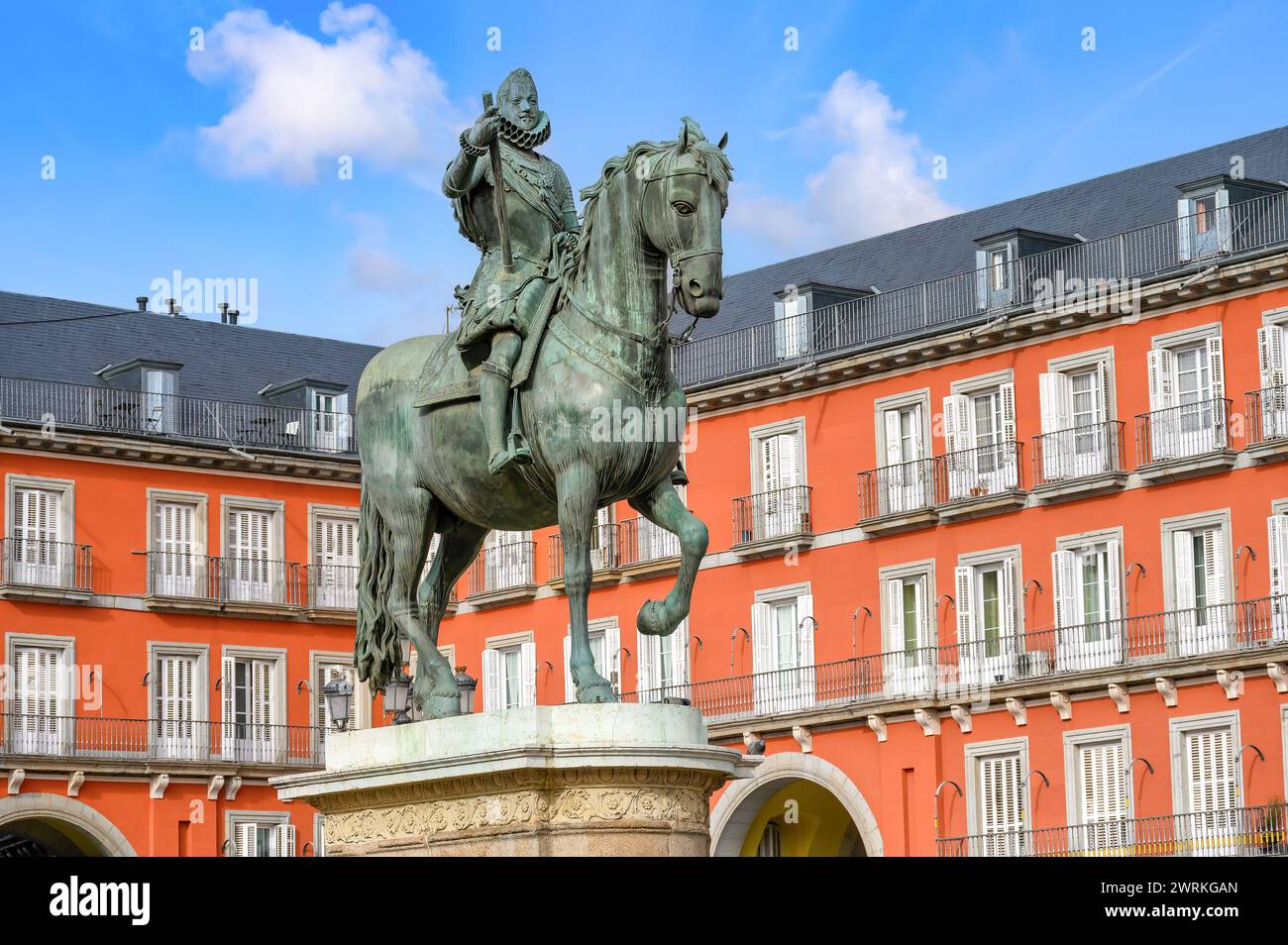 Reiterstatue Skulptur Denkmal für König Felipe oder Philipp III., Plaza Mayor in Madrid, Spanien Stockfoto