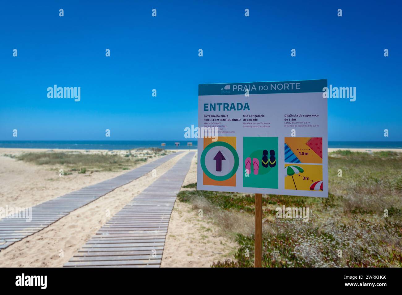 COVID-19-Vorschriften am North Beach, berühmt für riesige Wellen in der Stadt Nazare an der sogenannten Silver Coast, Region Oeste in Portugal Stockfoto