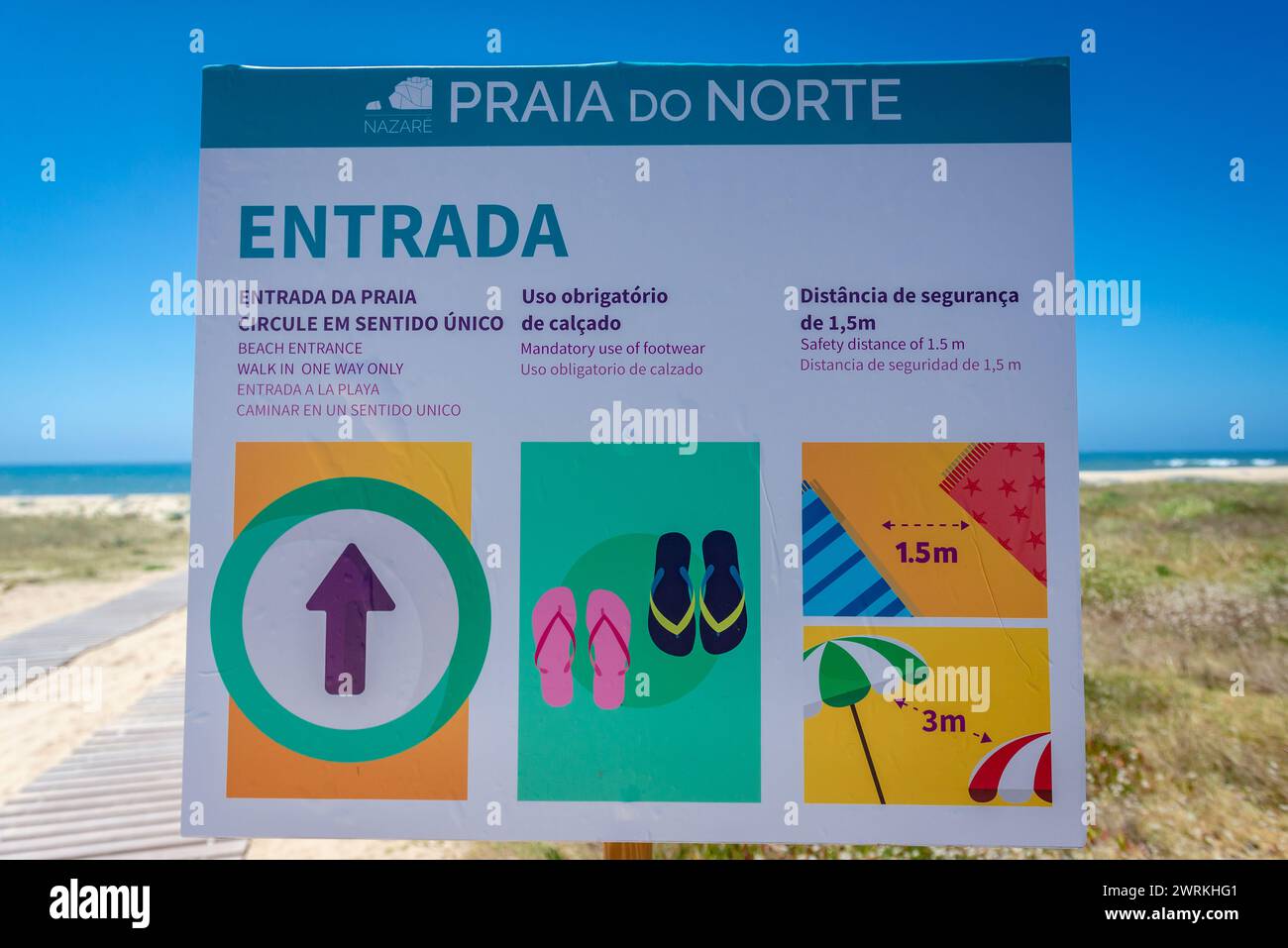 COVID-19-Vorschriften am North Beach, berühmt für riesige Wellen in der Stadt Nazare an der sogenannten Silver Coast, Region Oeste in Portugal Stockfoto