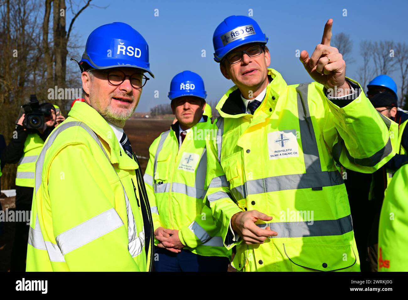 Bis Ende dieses Jahres sollen insgesamt 64 Kilometer der Autobahn D35 fertiggestellt sein, und das gesamte Projekt wird eines der größten seiner Art in Mitteleuropa sein, Premierminister Petr Fiala (auf dem Foto von links mit der Direktion Autobahn Radek Matl und Verkehrsminister Martin Kupka) sagte während einer Inspektion auf der Baustelle eines Abschnitts D35 in Sadova heute, am Mittwoch, den 13. März 2024. Die Autobahn D35 soll den Westen und Osten der Tschechischen Republik verbinden und eine nördliche Alternative zur überlasteten Autobahn D1 werden. „Die D35 ist eine absolut entscheidende Autobahn in dieser Hinsicht Stockfoto