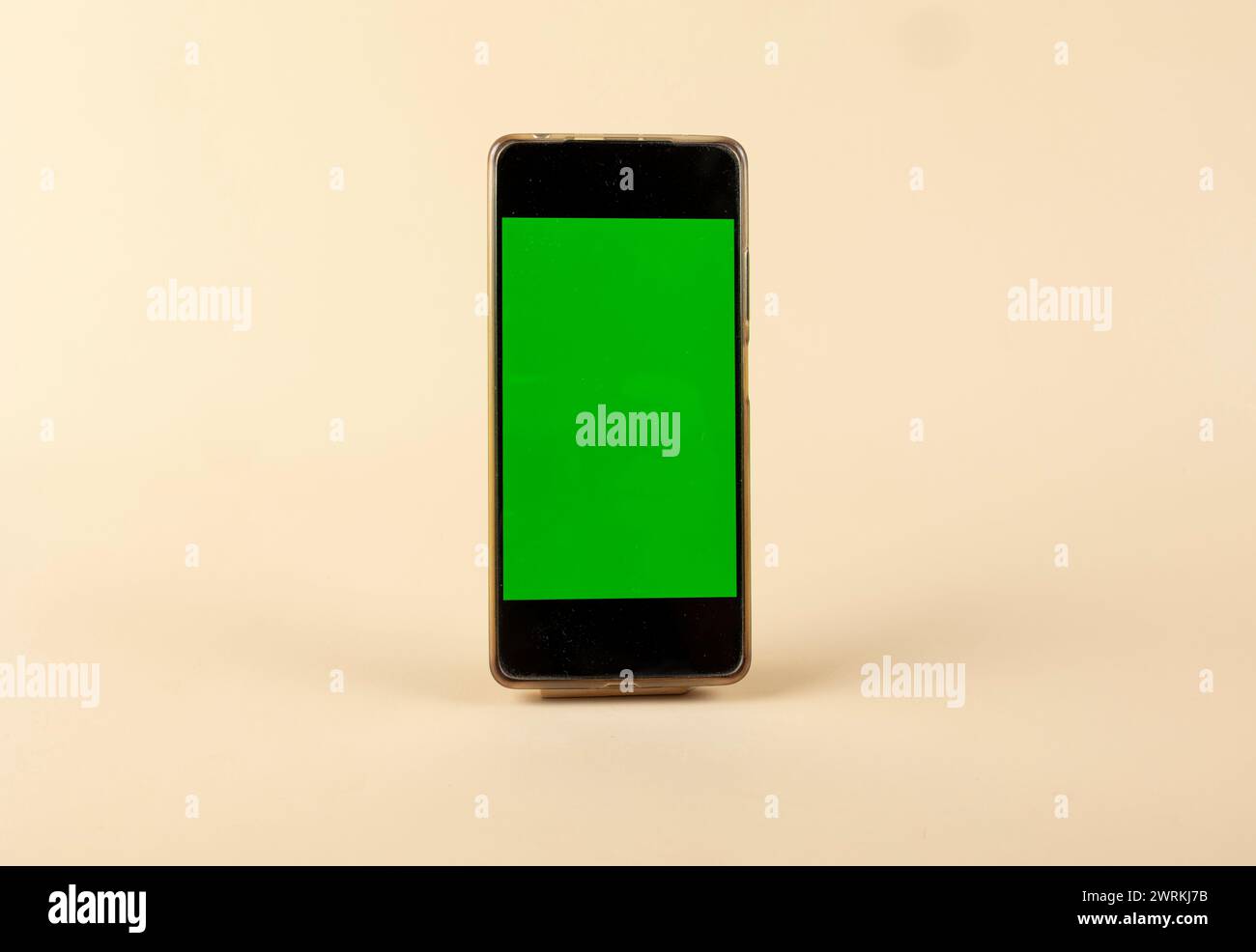 Smartphone mit grünem Bildschirm auf pastellfarbenem Hintergrund Stockfoto