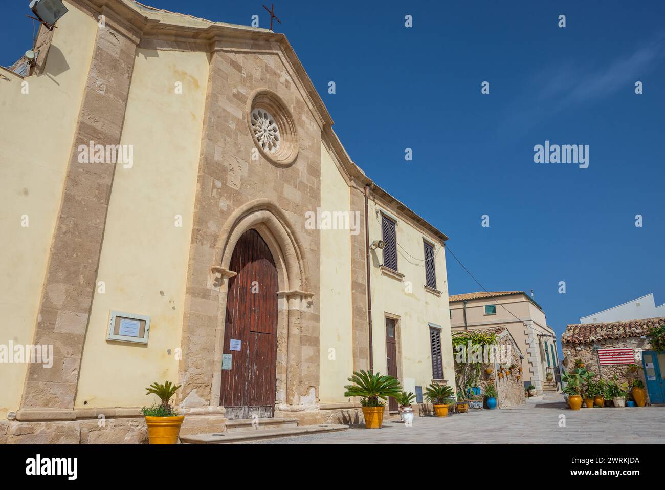 Kirche des Franziskus von Paola auf der Piazza Regina Margherita, historisches Zentrum des Dorfes Marzamemi auf der Insel Sizilien, Italien Stockfoto