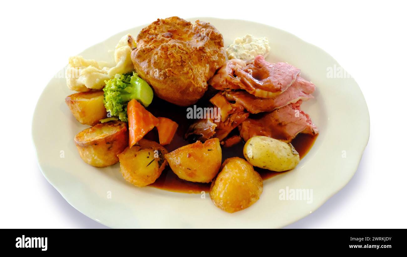 Traditionelles Roastbeef am Sonntag Mittagessen auf weiß geschnitten - John Gollop Stockfoto