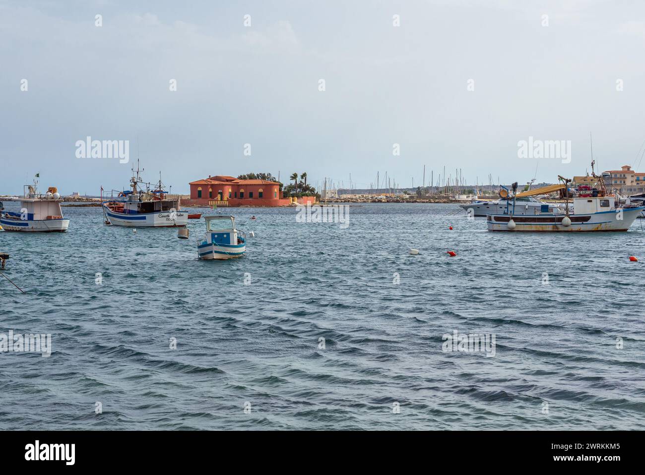 Boote im Hafen des Dorfes Marzamemi auf der Insel Sizilien, Italien. Blick auf Brancati Islet Stockfoto