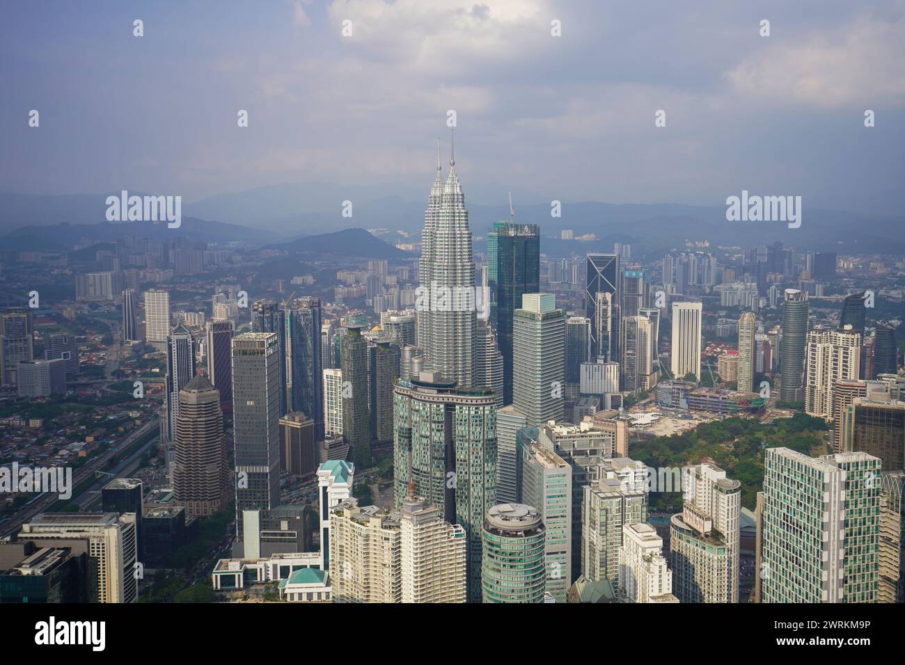 Panoramablick auf die Skyline von Kuala Lumpur mit den Petronas Towers an einem bewölkten Tag Stockfoto