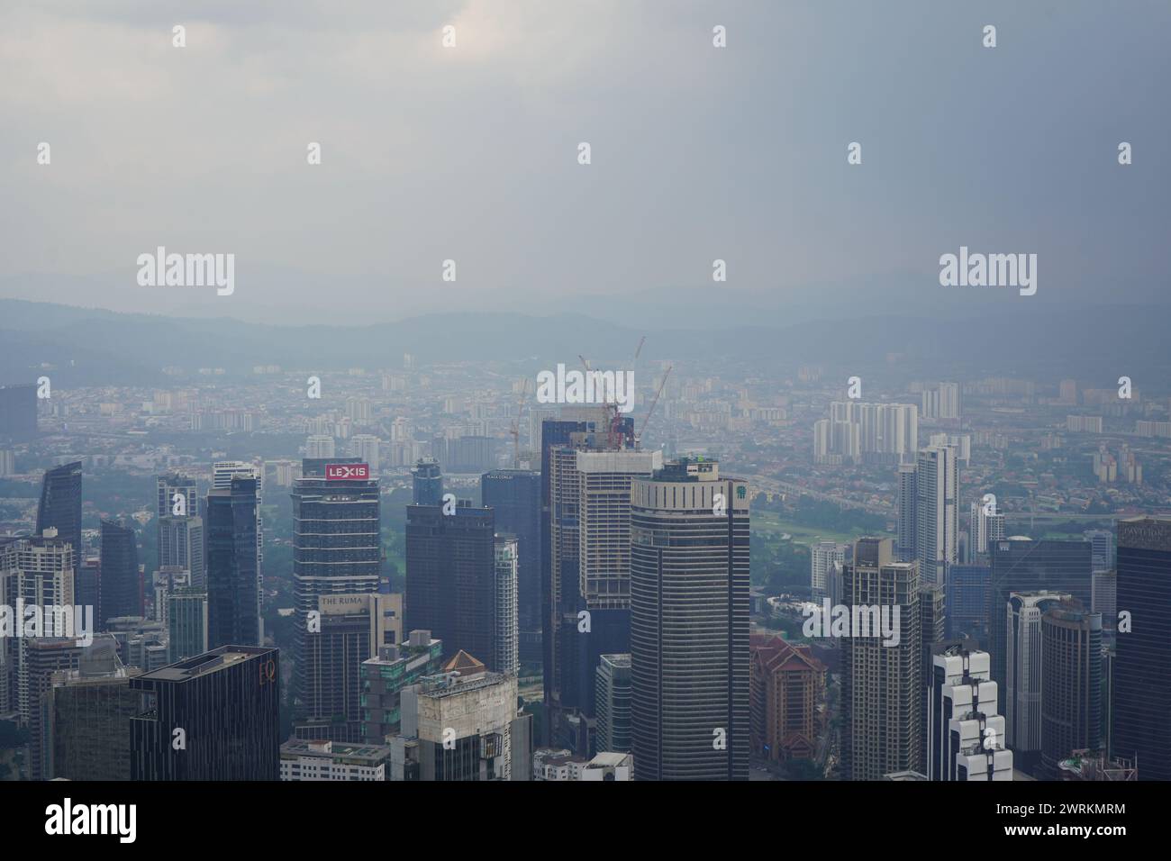 Panoramablick auf die Bürogebäude von Kuala Lumpur und die Skyline an einem bewölkten Tag Stockfoto