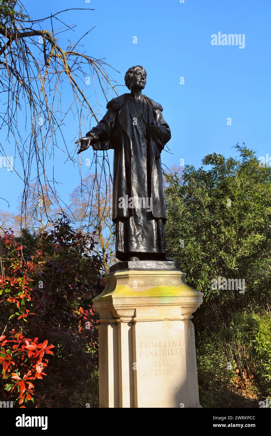 Bronzestatue von Emmeline Pankhurst (1858–1928), Anführerin der Suffragette-Bewegung, Victoria Tower Gardens, Westminster, London UK. Emily Pankhurst Stockfoto