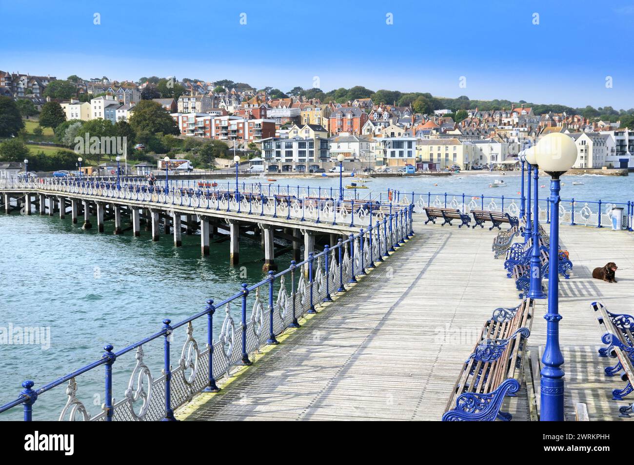 Die Promenade des restaurierten Swanage Pier mit dem Stadtzentrum und den Häusern an den Hügeln entlang der Küste, Isle of Purbeck, Jurassic Coast, Dorset, England, UK Stockfoto