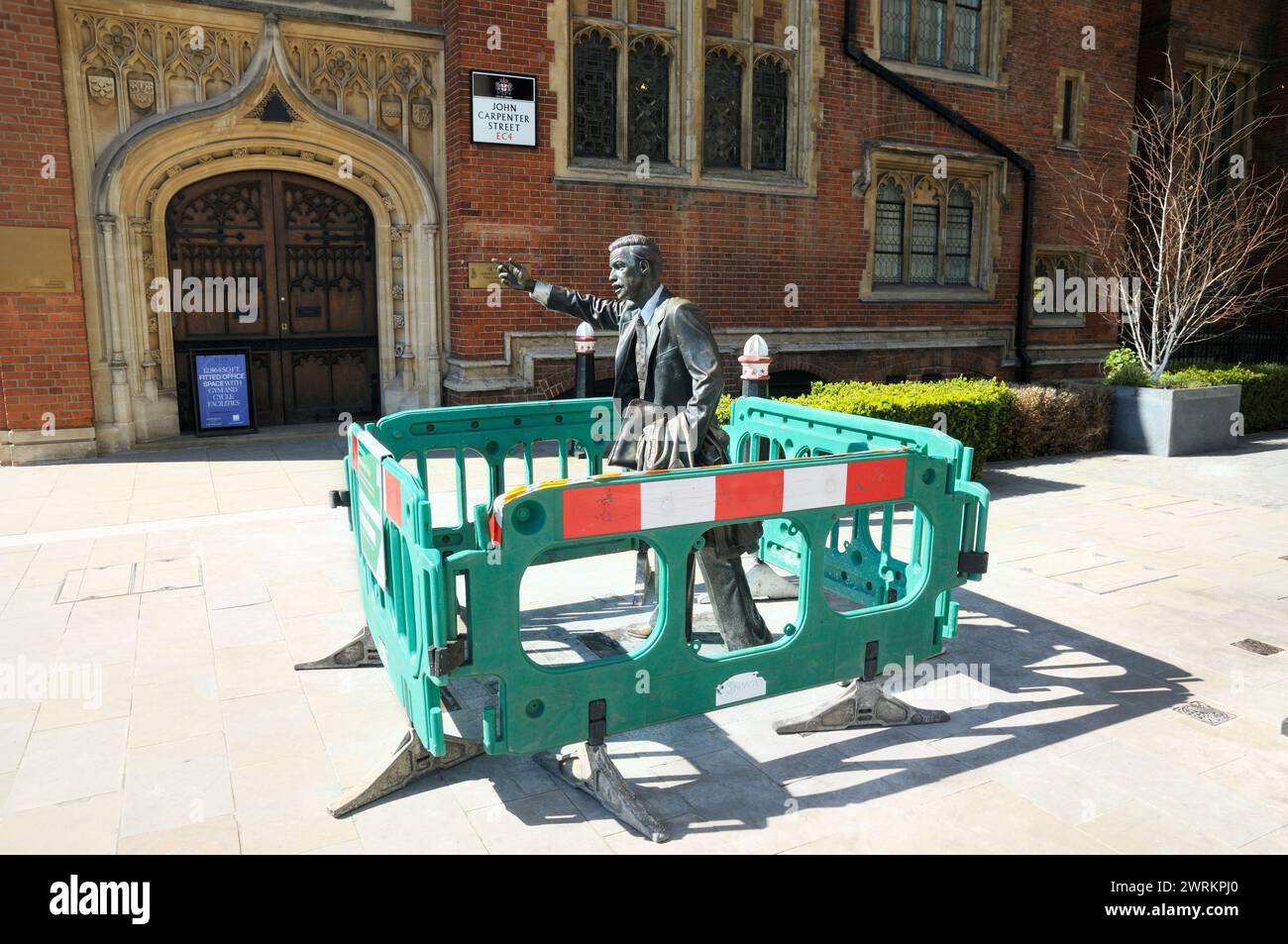 Grüne Kunststoff-Sicherheitsbarrieren um Bronzestatue „Taxi“ von J Seward Johnson, Jr. Streetscene Improvement Works, John Carpenter Street, London, Großbritannien Stockfoto