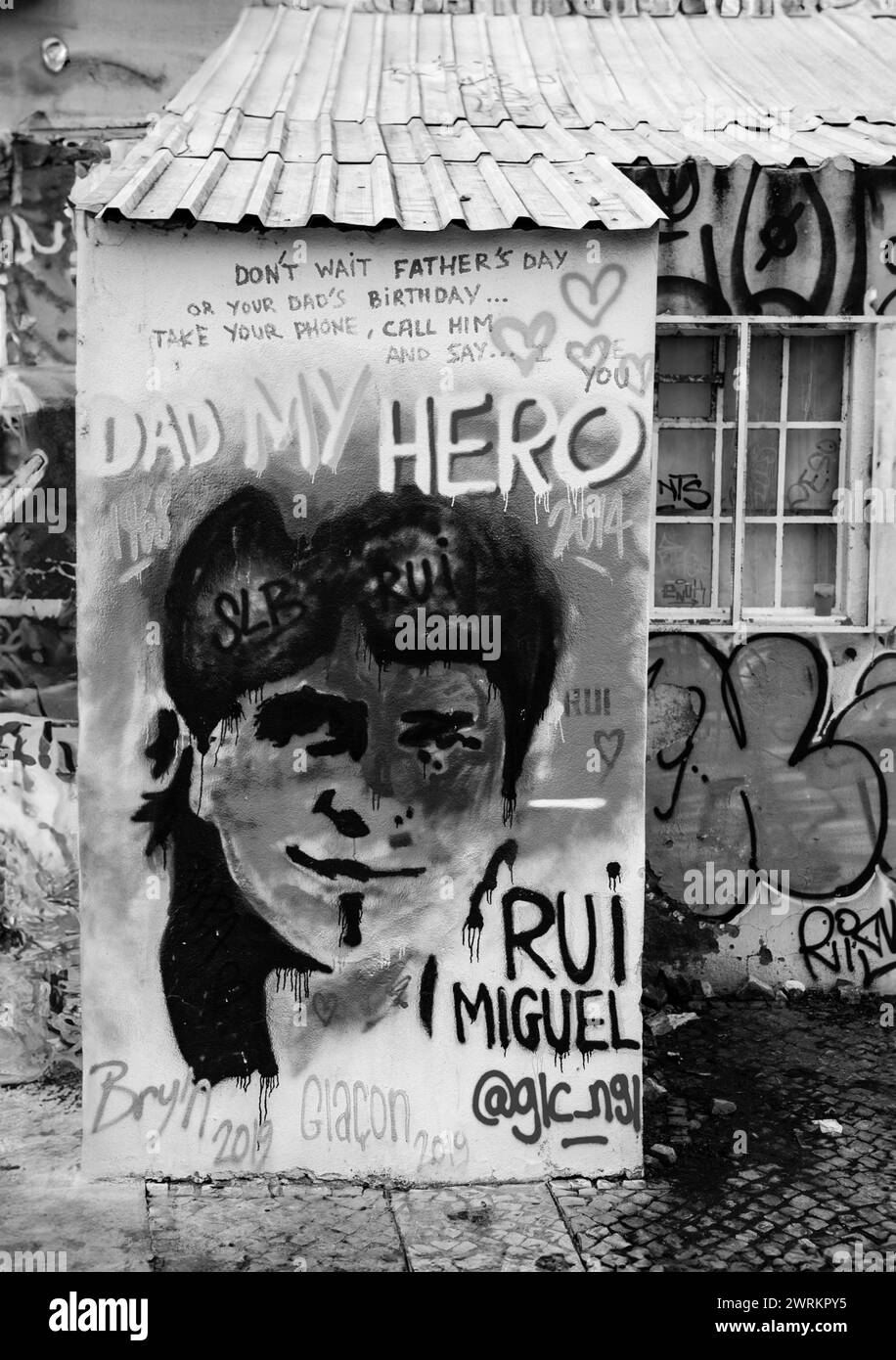 Atemberaubende Wandkunst von Lissabon: Lebendige Wandbilder zeigen die reiche kulturelle Vielfalt und den kreativen Geist der Stadt Stockfoto