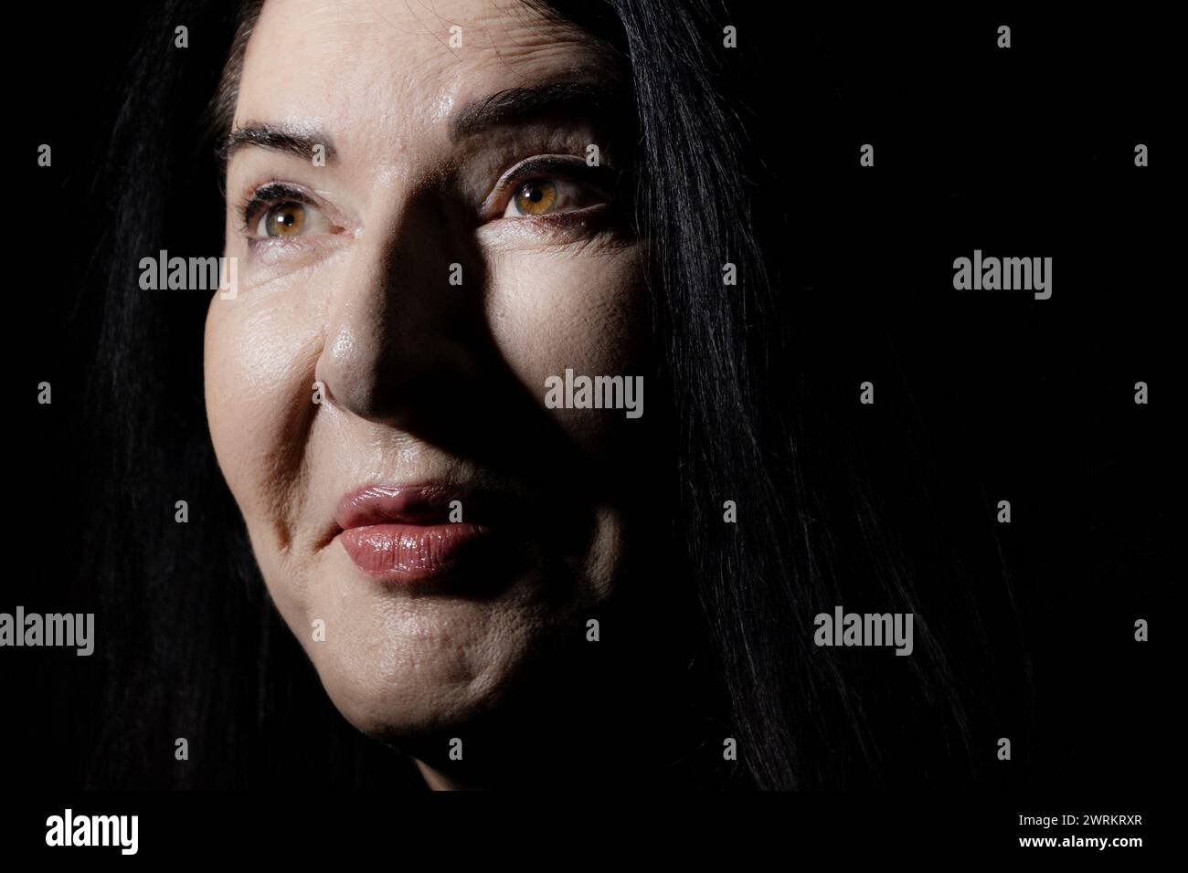 Marina Abramovic während einer Vorschau ihrer Ausstellung im Stedelijk Museum. Das Amsterdamer Museum zeigt eine Retrospektive des Werkes des serbischen Künstlers. ANP RAMON VAN FLYMEN niederlande Out - belgien Out Credit: ANP/Alamy Live News Stockfoto