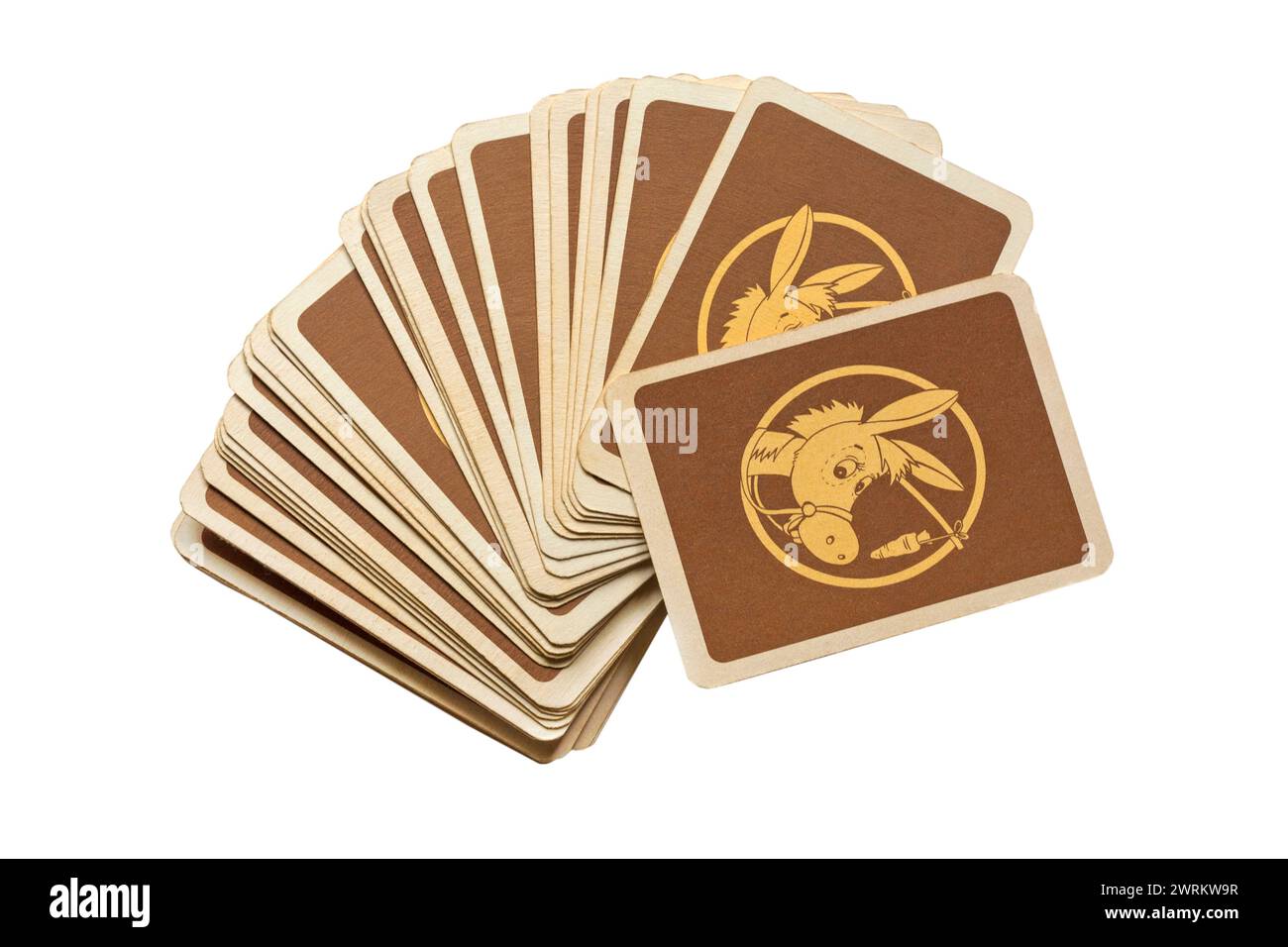 Packung mit alten Retro-Esel-Spielkarten, die die Rückseite isoliert auf weißem Hintergrund zeigen - UK Stockfoto