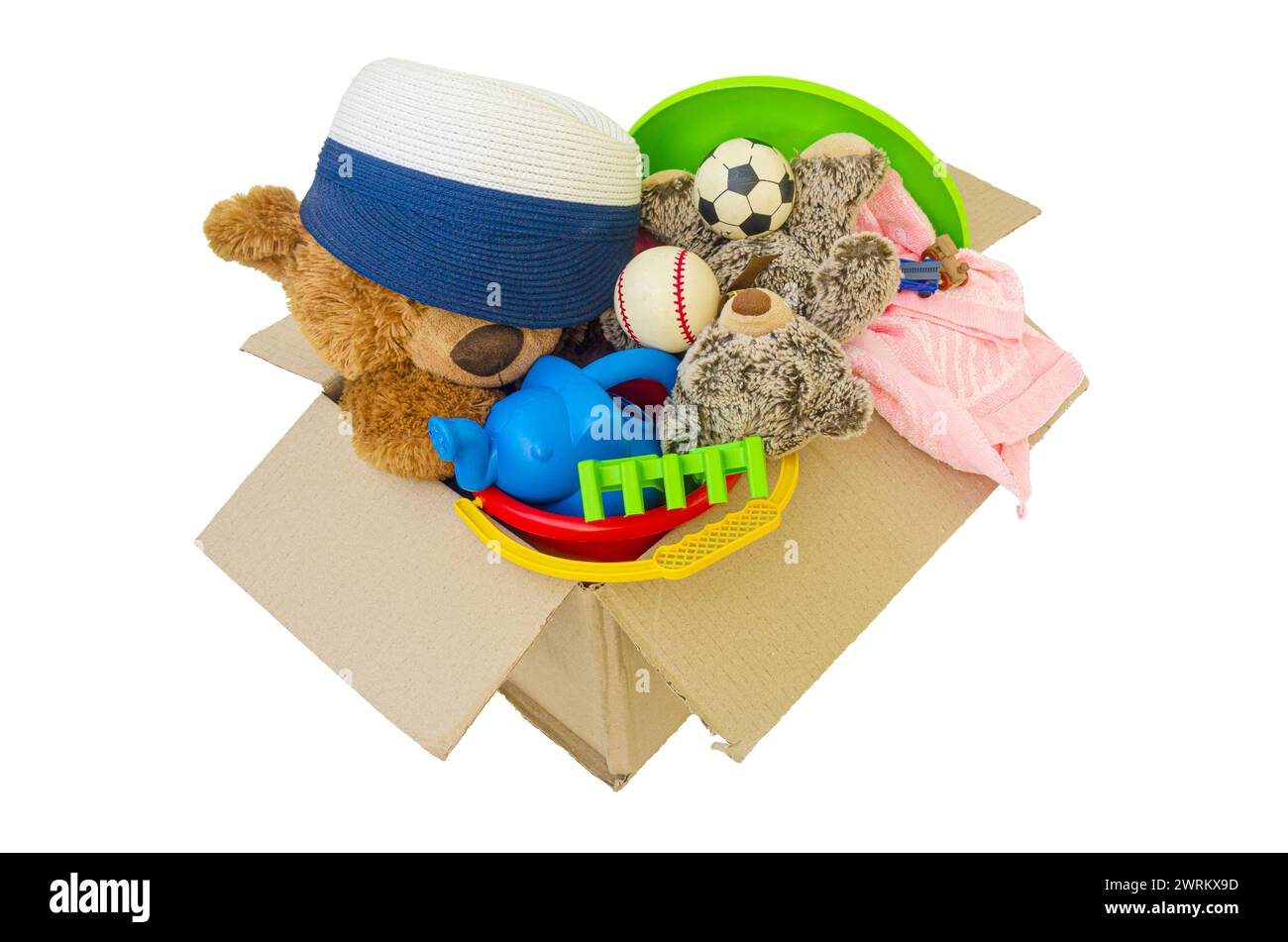 Eine Schachtel mit unerwünschtem Zeug, bereit für einen Garagenverkauf oder für eine Wohltätigkeitsorganisation. Aufnahme auf weißem Hintergrund. Stockfoto