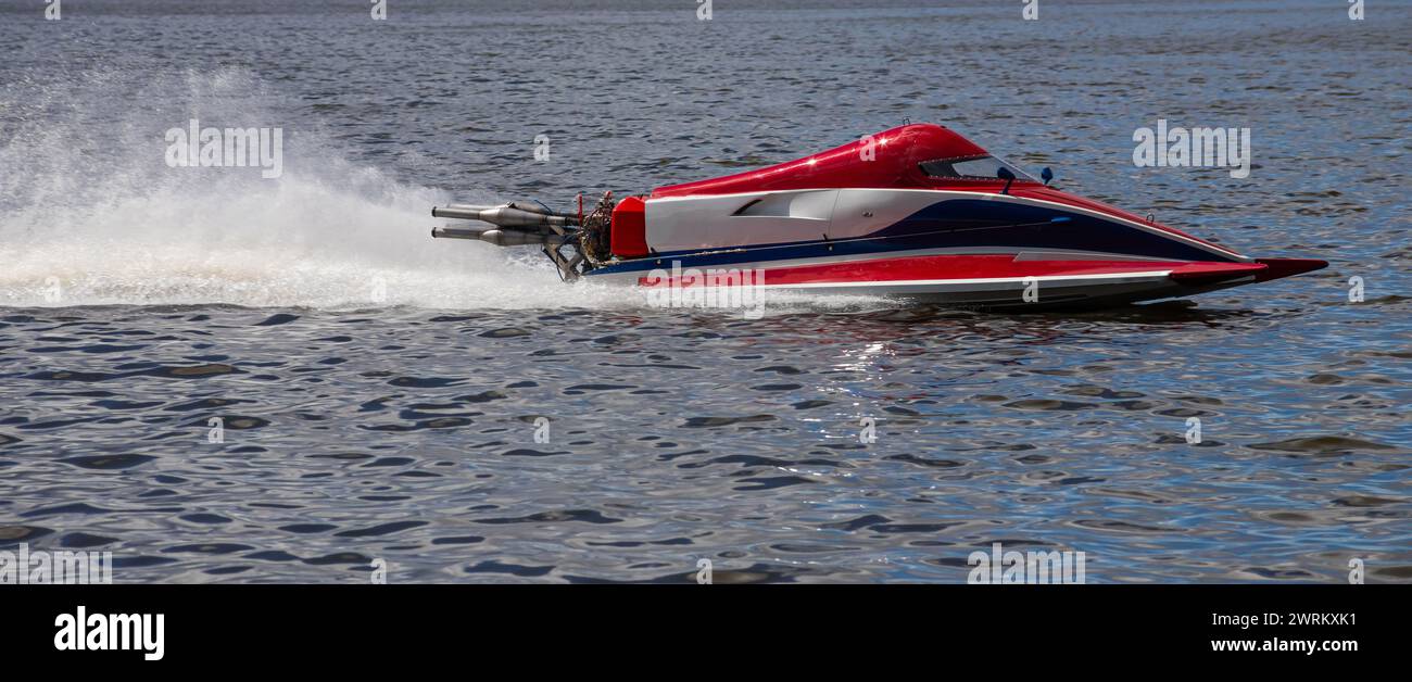 Sport. Motorbootrennen. Geschwindigkeit, Wassersport. Wettkampf auf dem Wasser an einem sonnigen Tag. Stockfoto