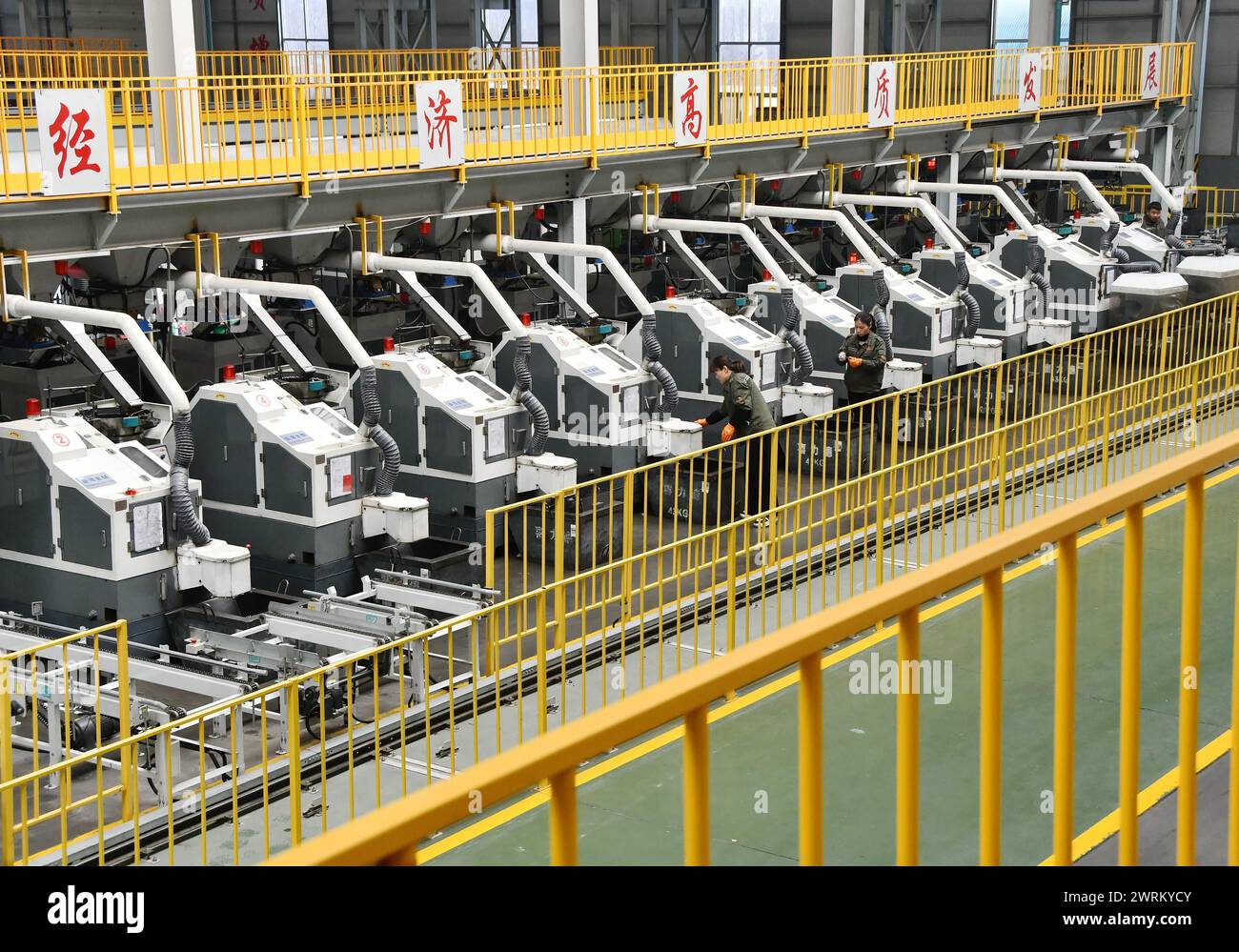 HANDAN, CHINA – 12. MÄRZ 2024 – in einer digitalen intelligenten Produktionswerkstatt bei A werden Bohrschweißprodukte für den Export nach Übersee hergestellt Stockfoto