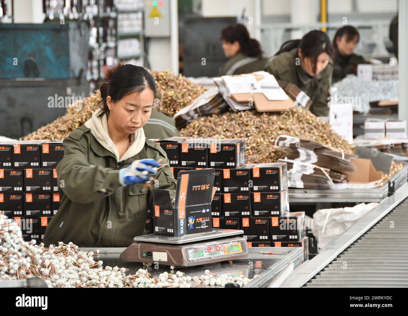 HANDAN, CHINA – 12. MÄRZ 2024 – in einer digitalen intelligenten Produktionswerkstatt bei A werden Bohrschweißprodukte für den Export nach Übersee hergestellt Stockfoto