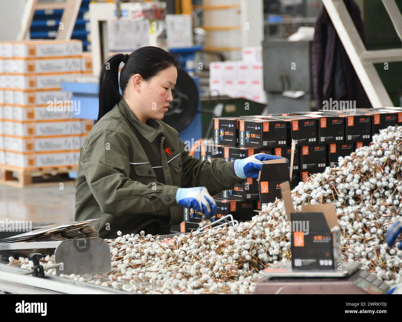 HANDAN, CHINA – 12. MÄRZ 2024 – in einer digitalen intelligenten Produktionswerkstatt bei A werden Bohrschweißprodukte für den Export nach Übersee hergestellt Stockfoto