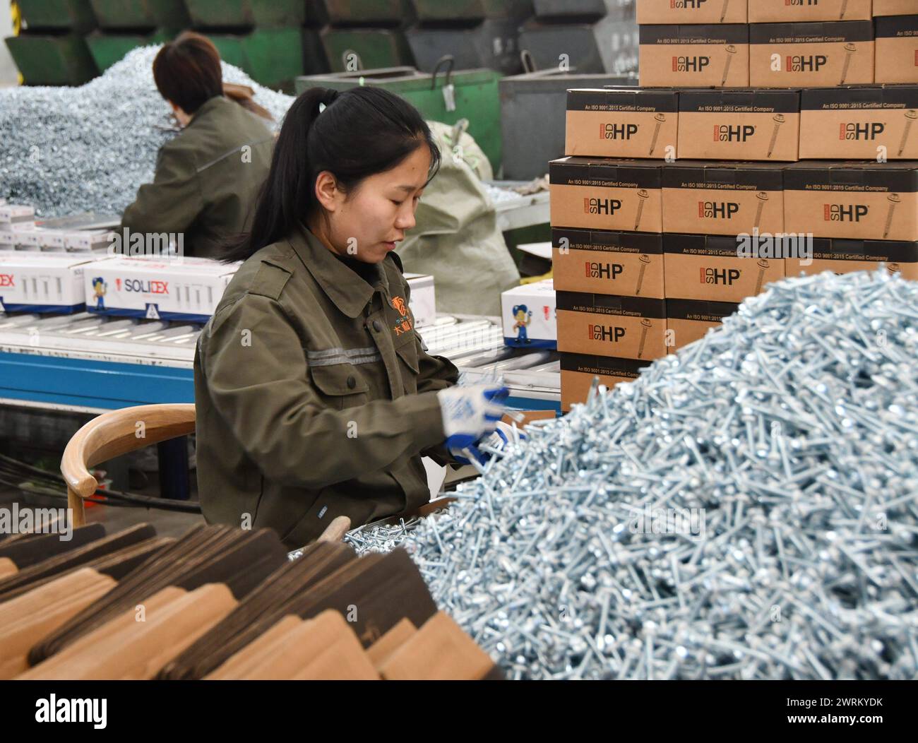 HANDAN, CHINA – 12. MÄRZ 2024 – in einer digitalen intelligenten Produktionswerkstatt bei A werden Bohrschweißprodukte für den Export nach Übersee hergestellt Stockfoto