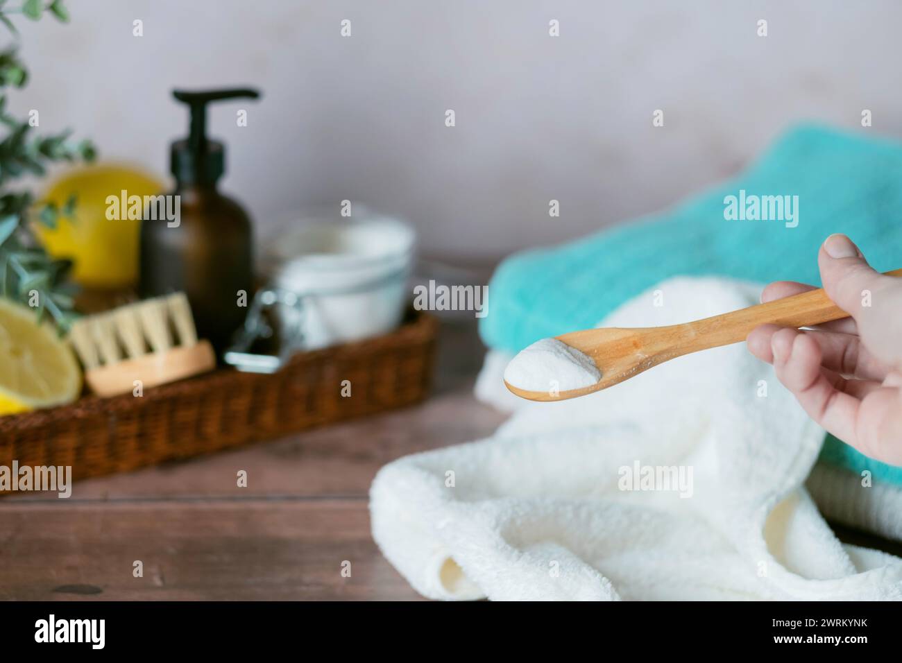 Eine Frau, die Natron benutzt, um einen Fleck auf der Kleidung zu entfernen. Umweltbewusst und umweltfreundlich. Null-Abfall-Konzept. Stockfoto