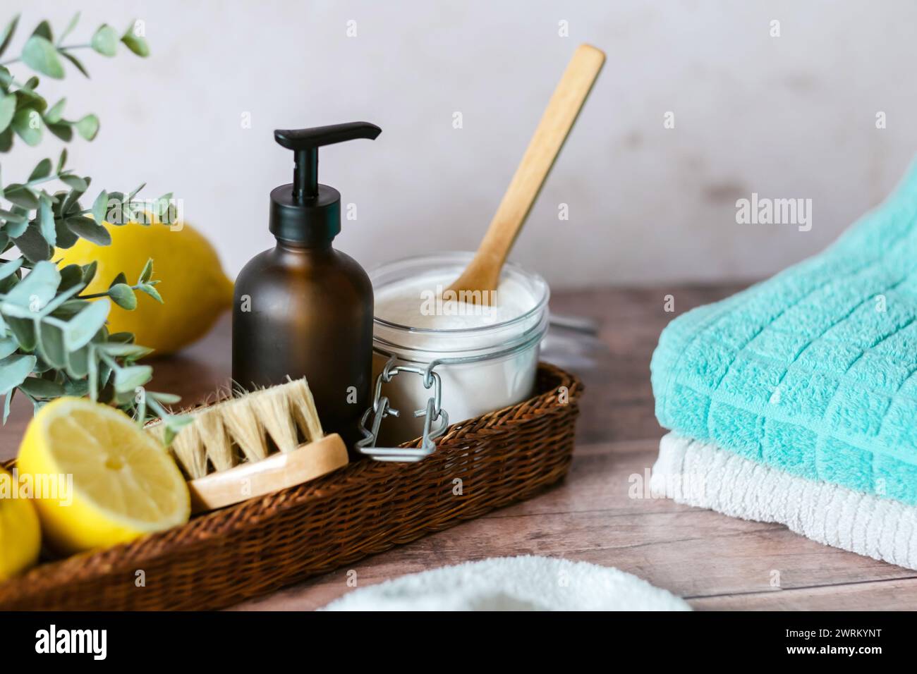 Natürliche und umweltfreundliche Reinigung auf verschiedenen Oberflächen entfernt Flecken. Umweltbewusst und umweltfreundlich. Null-Abfall-Konzept. Stockfoto