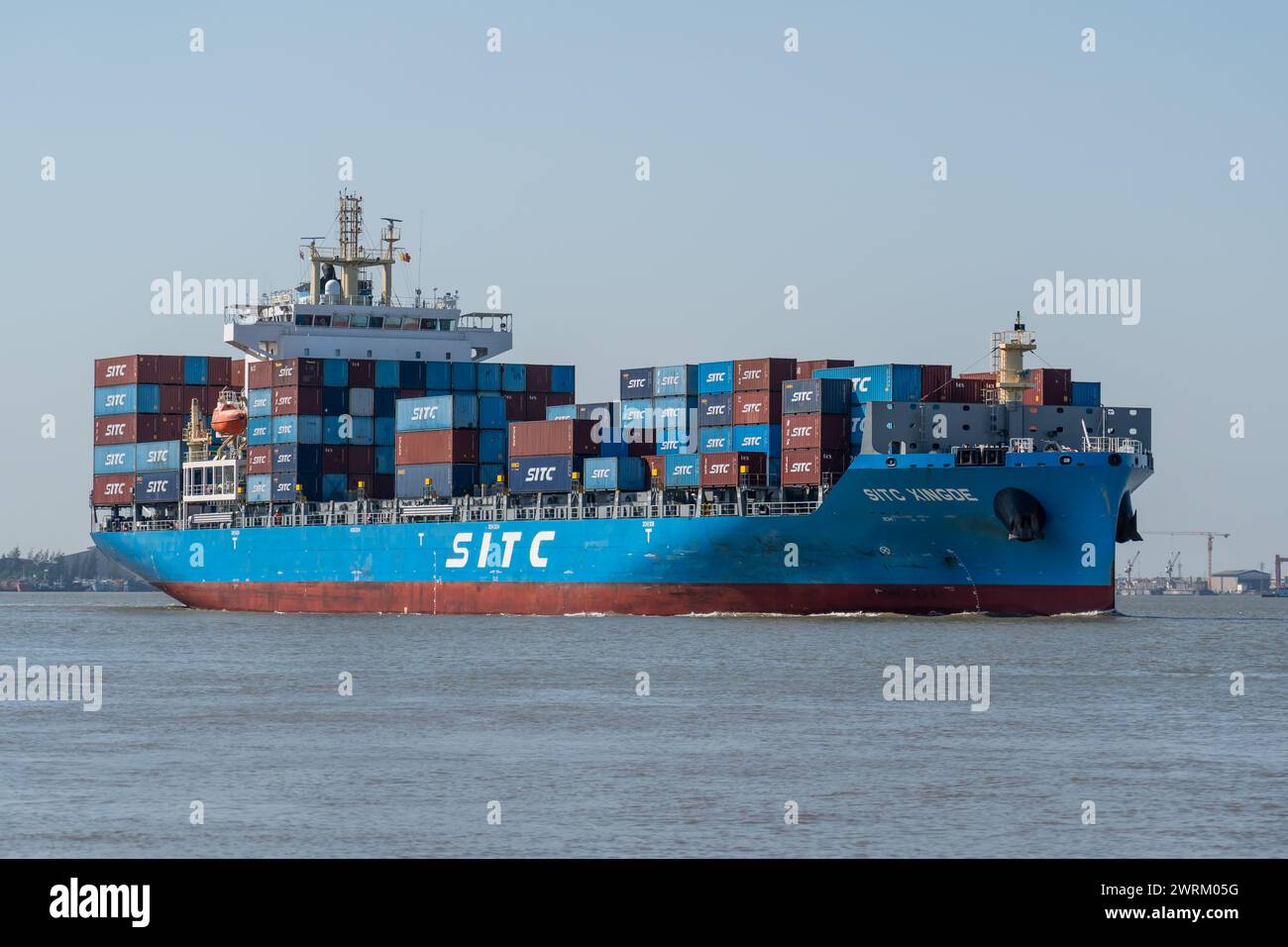 Containerfrachtschiff SITC Xingde, Import Export Handel Geschäft Handel Logistik und Transport von International, Fracht Transport Seefahrt. Bangk Stockfoto