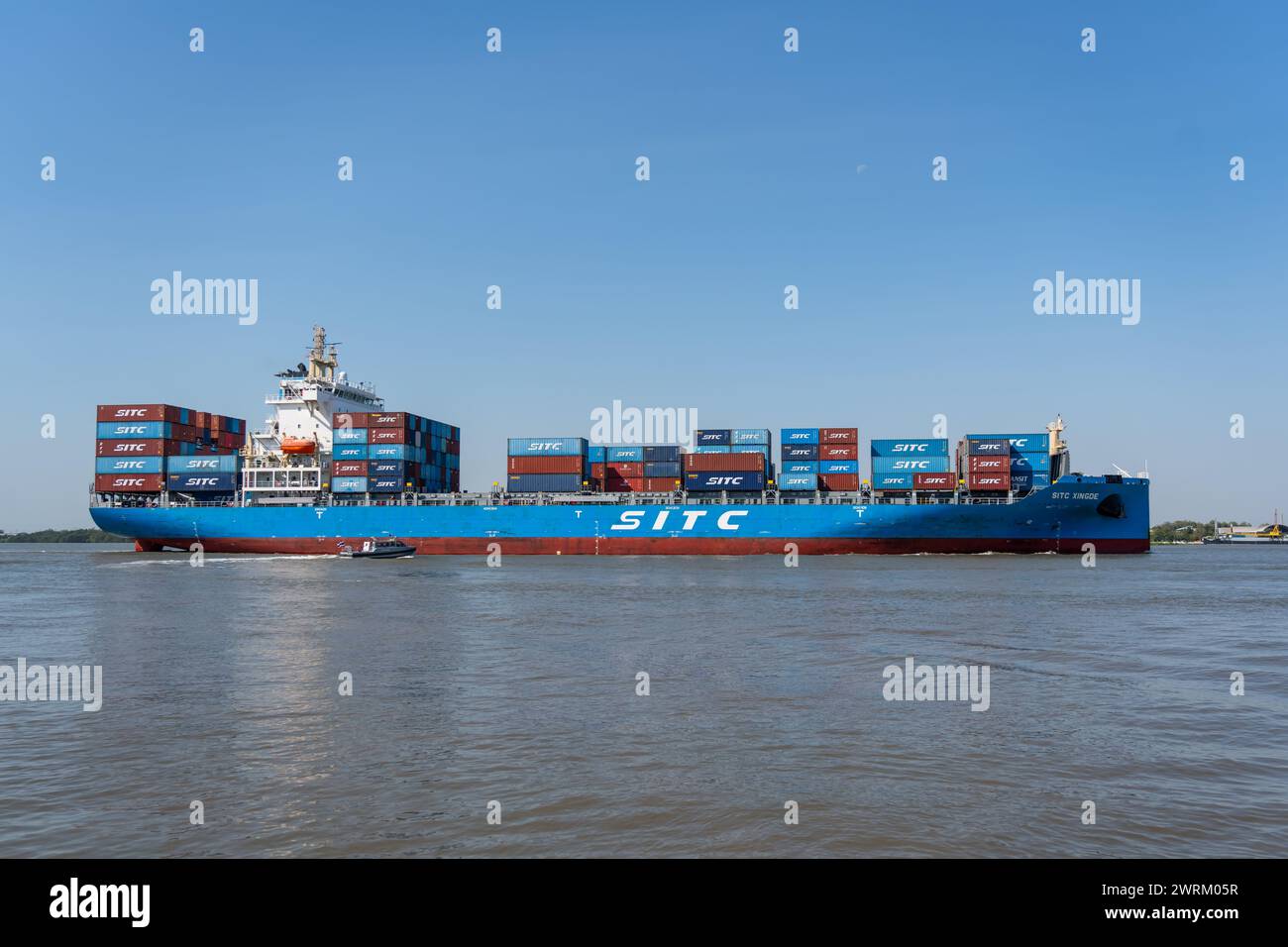 Containerfrachtschiff SITC Xingde, Import Export Handel Geschäft Handel Logistik und Transport von International, Fracht Transport Seefahrt. Bangk Stockfoto