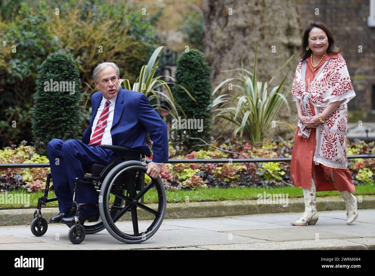 Der Gouverneur von Texas, Greg Abbott, trifft in der Downing Street in London ein, vor einem Treffen mit Wirtschaftsminister Kemi Badenoch, um eine Erklärung über die gegenseitige Zusammenarbeit zur Stärkung der Handels- und Wirtschaftsentwicklungsbeziehungen zwischen dem Vereinigten Königreich und dem US-Bundesstaat Texas zu unterzeichnen. Bilddatum: Mittwoch, 13. März 2024. Stockfoto