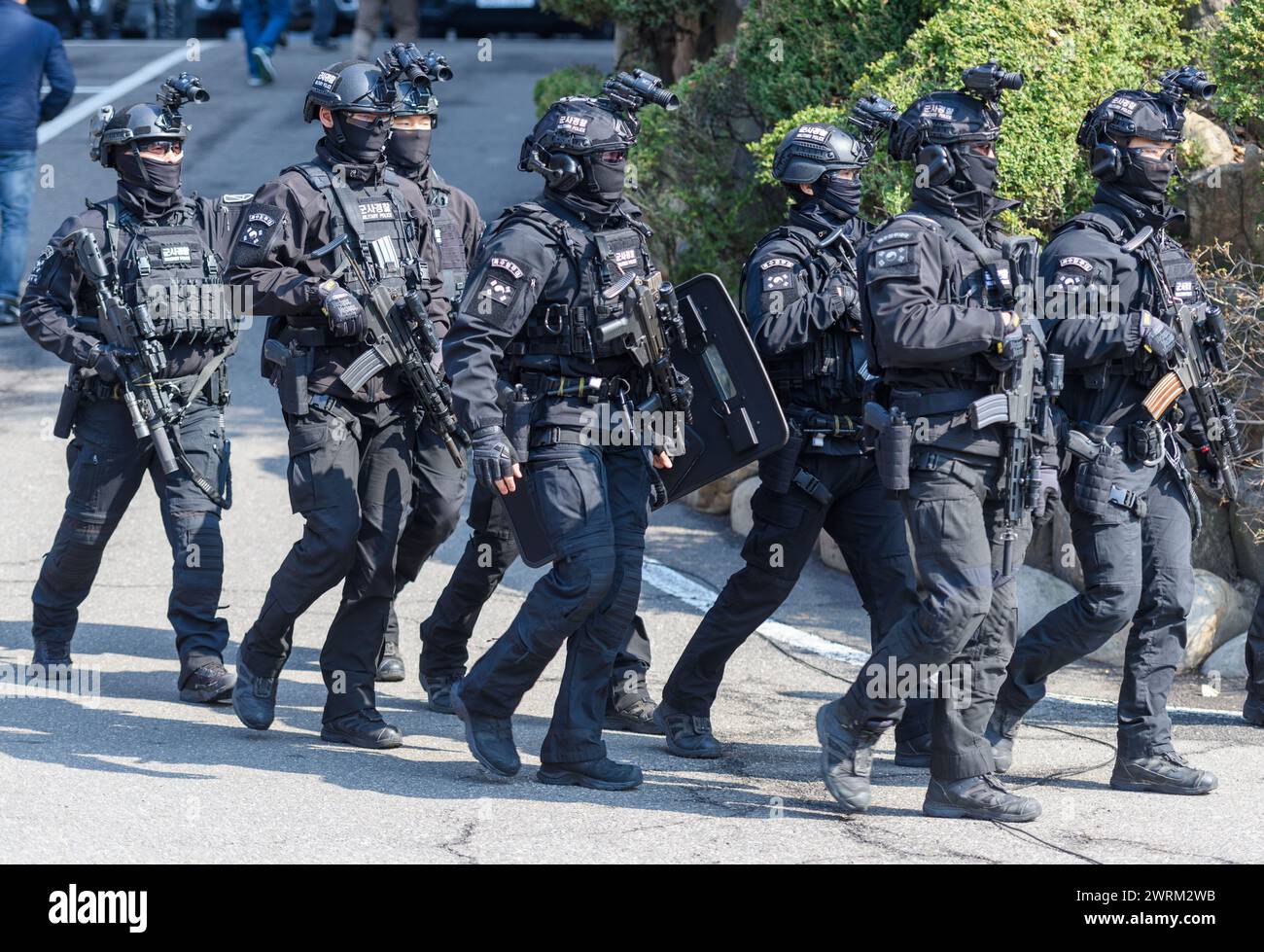 Seoul, Südkorea. März 2024. Die Soldaten der südkoreanischen Armee nehmen an einer gemeinsamen Terrorismusbekämpfung am Rande der jährlichen gemeinsamen Militärübung des Freedom Shield zwischen Südkorea und den Vereinigten Staaten in Seoul Teil. Der südkoreanische Verteidigungsminister Shin Won Sik forderte die Spezialeinsatztruppen auf, sich mit den Fähigkeiten auszustatten, die nordkoreanische Führung "rasch auszuschalten", wenn sie einen Krieg gegen Südkorea beginnt. Quelle: SOPA Images Limited/Alamy Live News Stockfoto