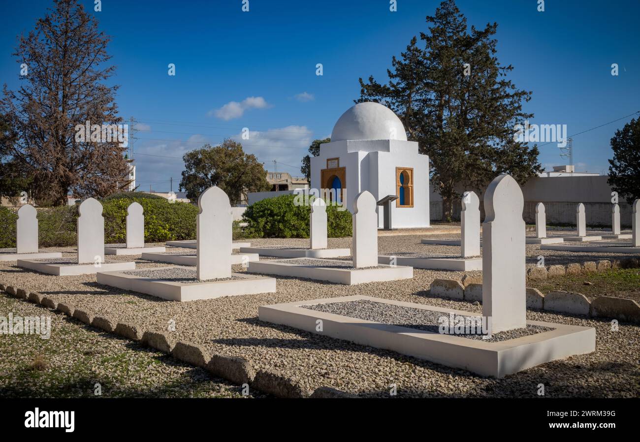Weiße Gräber muslimischer Soldaten und das muslimische Denkmal für muslimische Freifranzösische Soldaten auf dem französischen Militärfriedhof im 2. Weltkrieg in Takrouna, Tunesien. Stockfoto