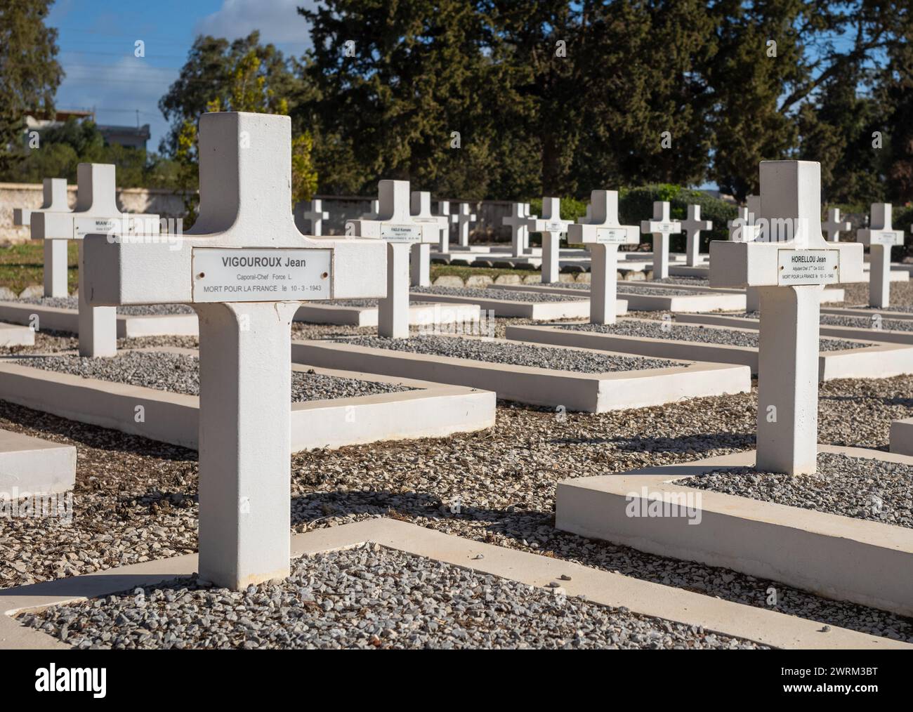 Reihen von weißen Gräbern mit Kreuzgrabsteinen für freie französische Soldaten auf dem französischen Militärfriedhof im 2. Weltkrieg in Takrouna, Tunesien. Stockfoto